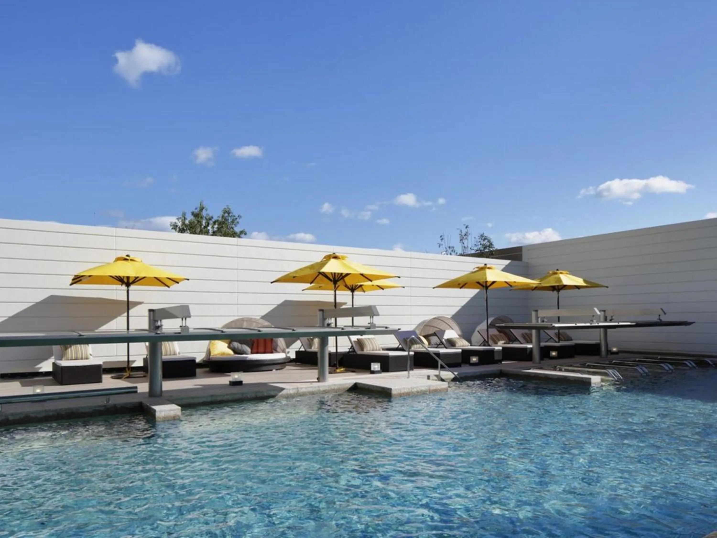 Swimming pool in Kobe Minato Onsen Ren