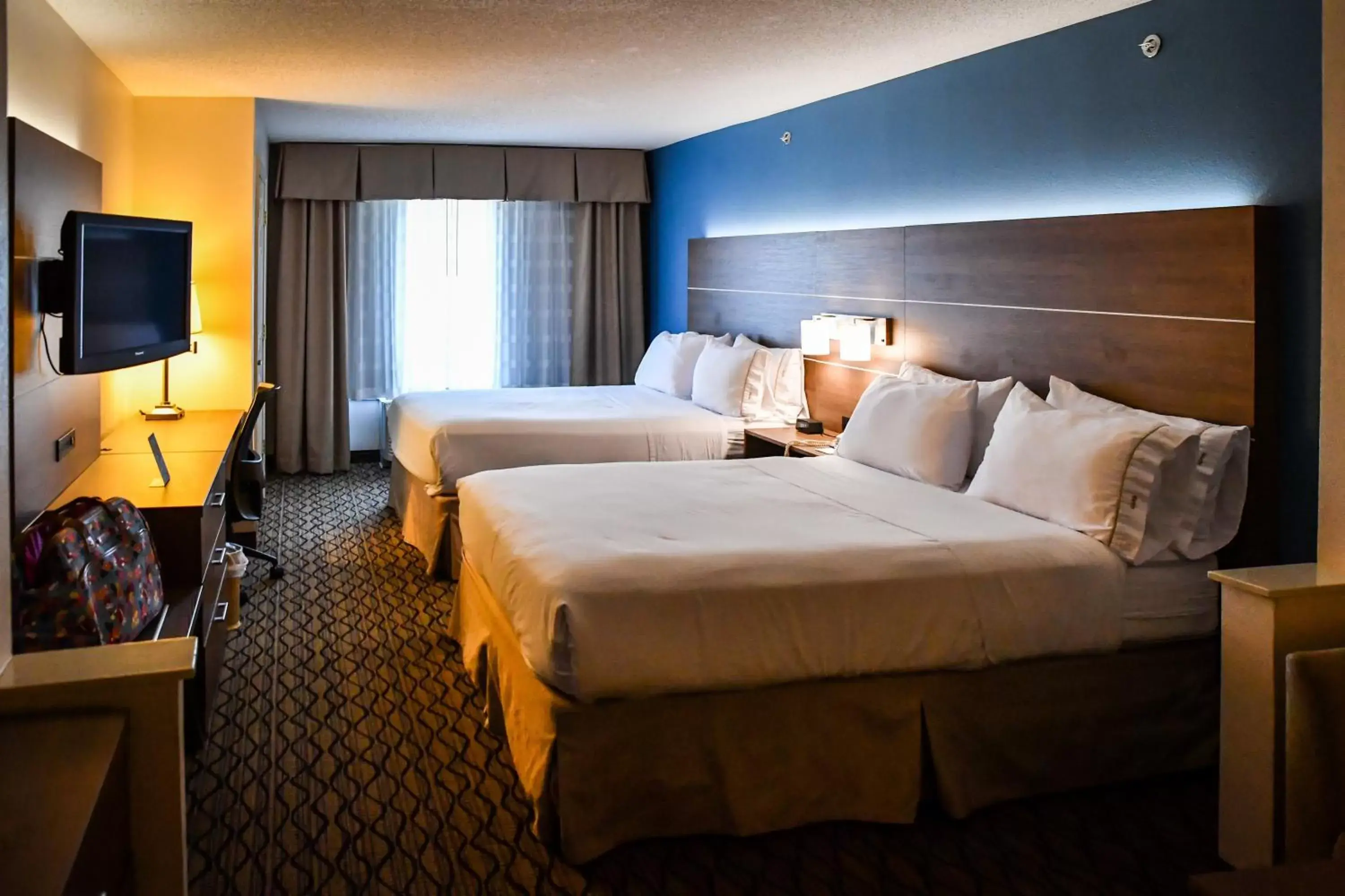 Photo of the whole room, Bed in Holiday Inn Express Hotel & Suites - Concord, an IHG Hotel