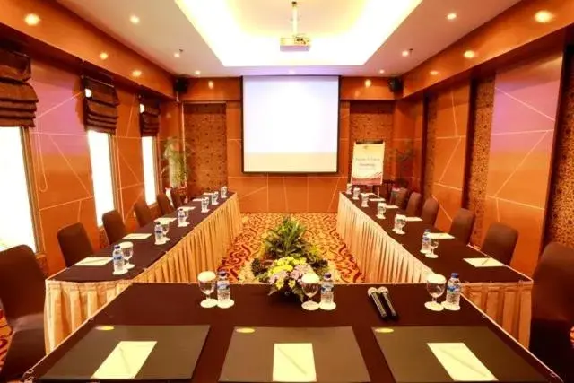 Banquet/Function facilities, Business Area/Conference Room in Ros-In Hotel