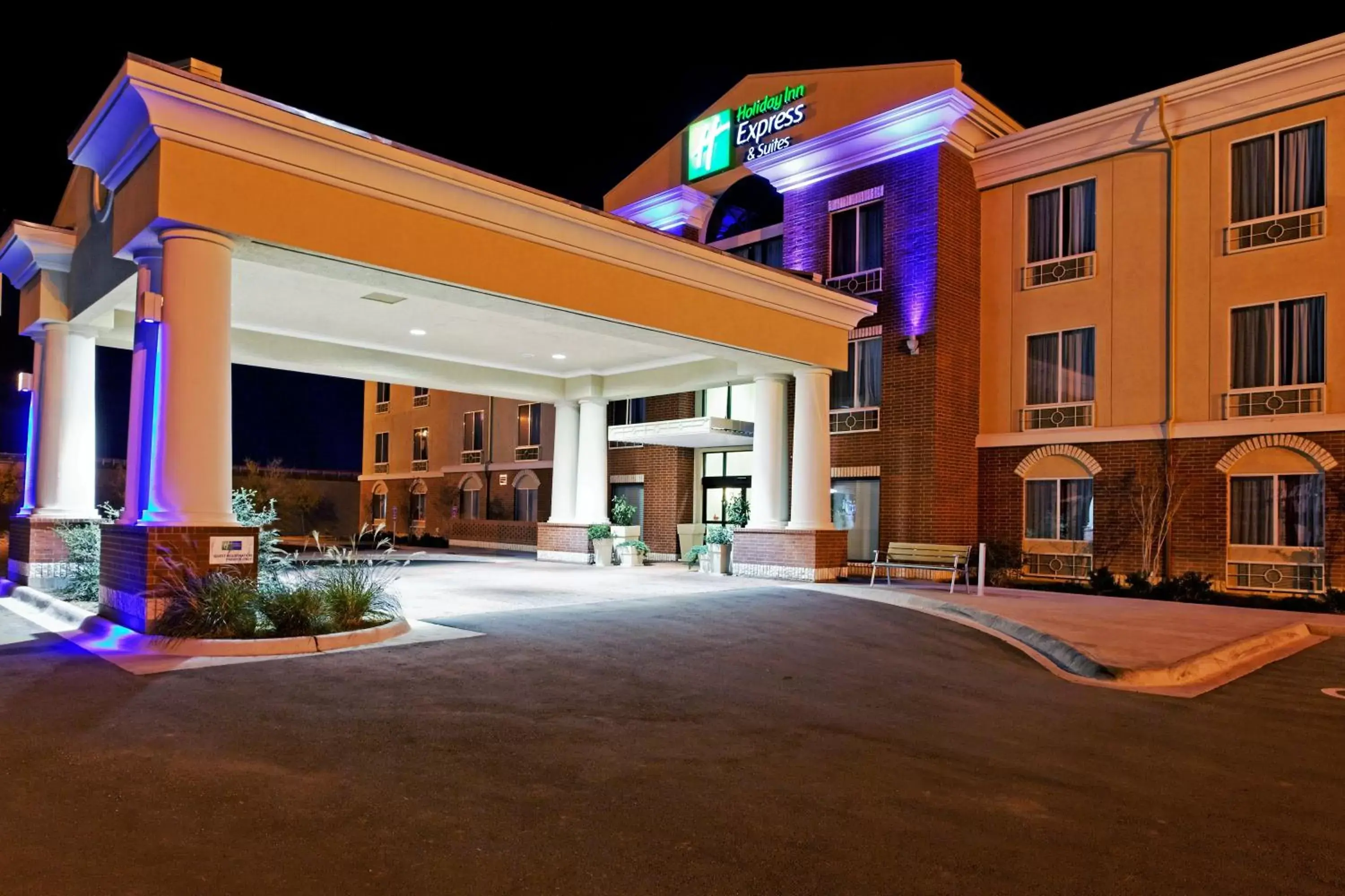 Property Building in Holiday Inn Express & Suites Ozona, an IHG Hotel