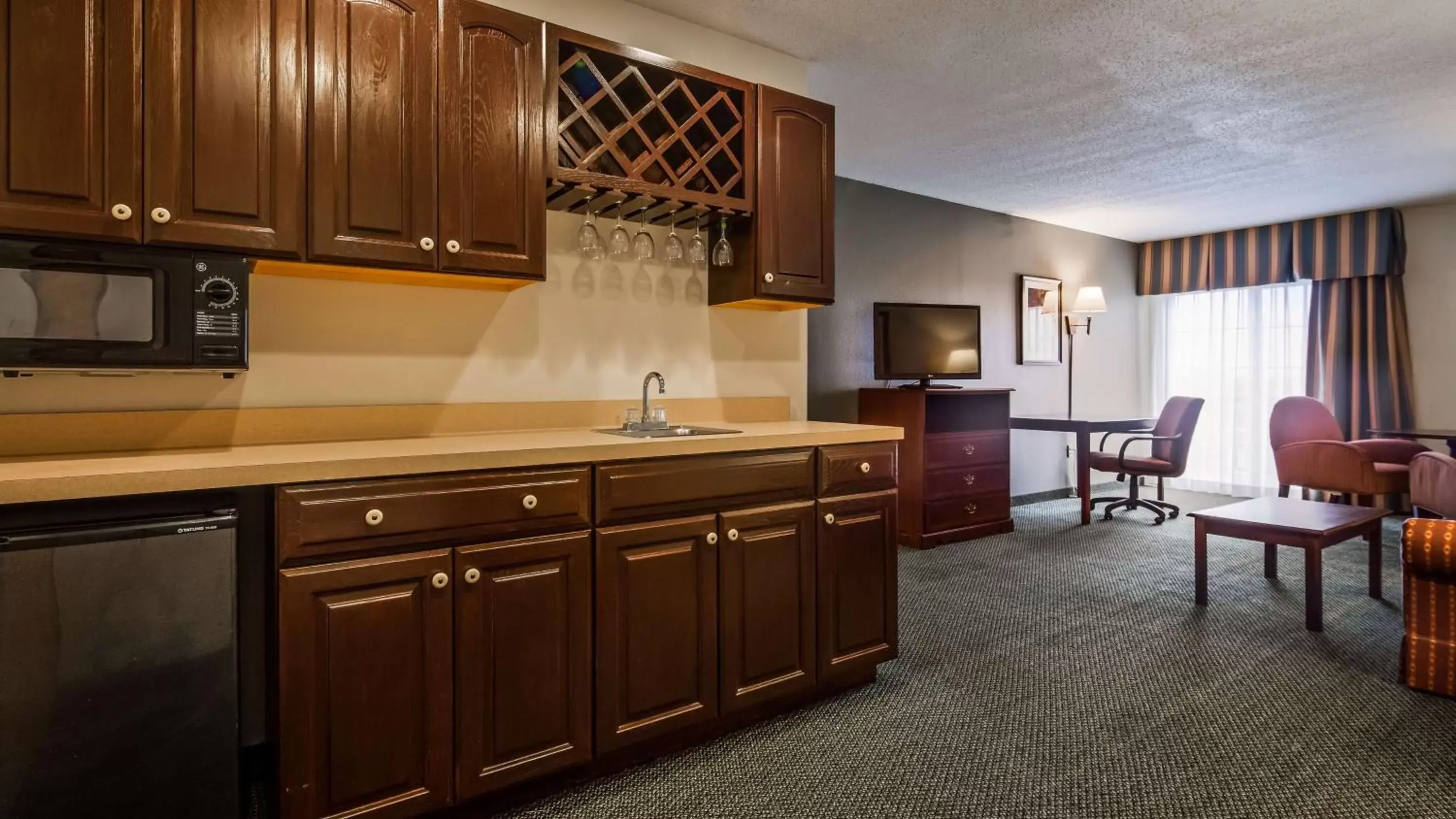 Photo of the whole room, Kitchen/Kitchenette in Best Western Annawan Inn
