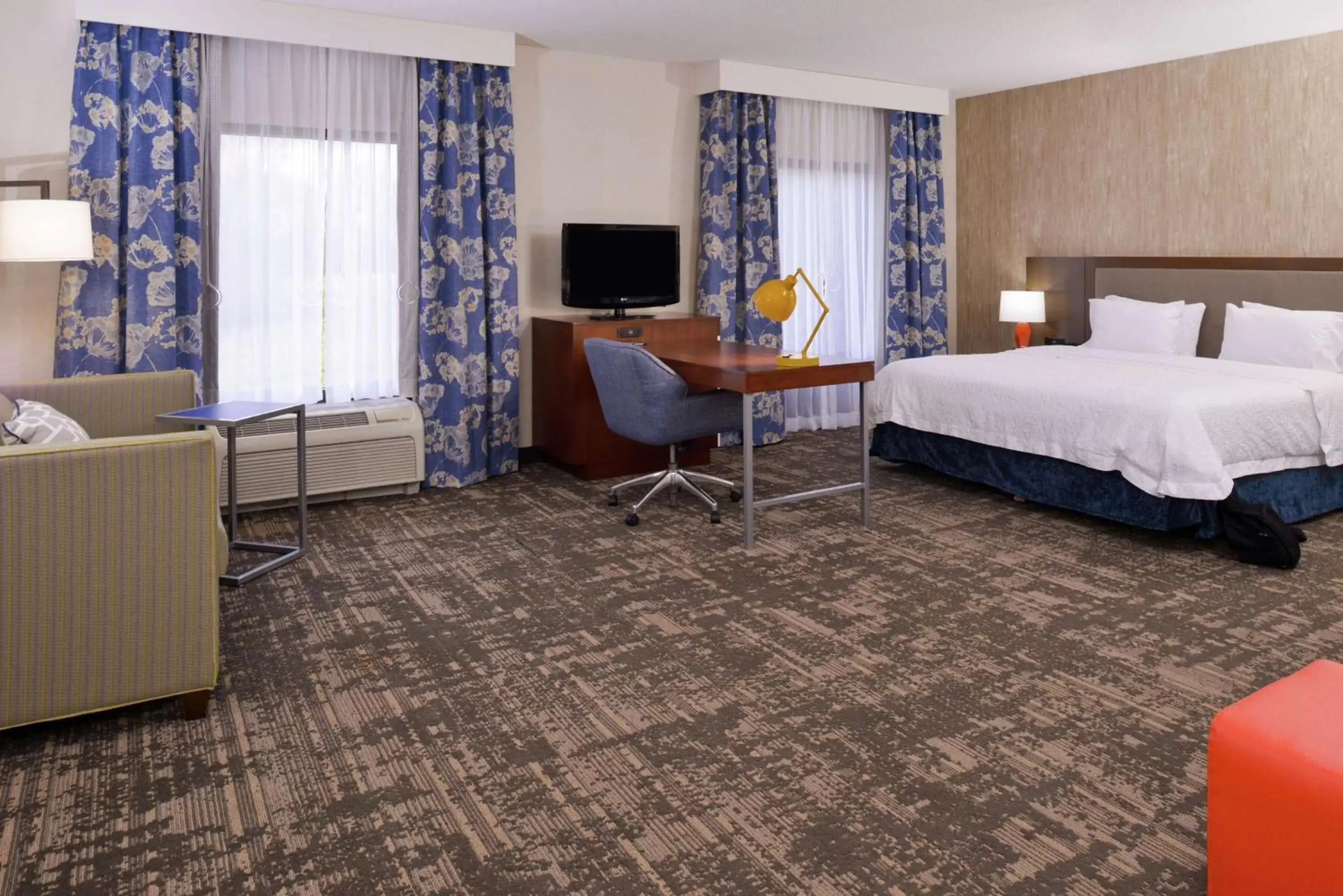 Bedroom, TV/Entertainment Center in Hampton Inn & Suites Wilmington