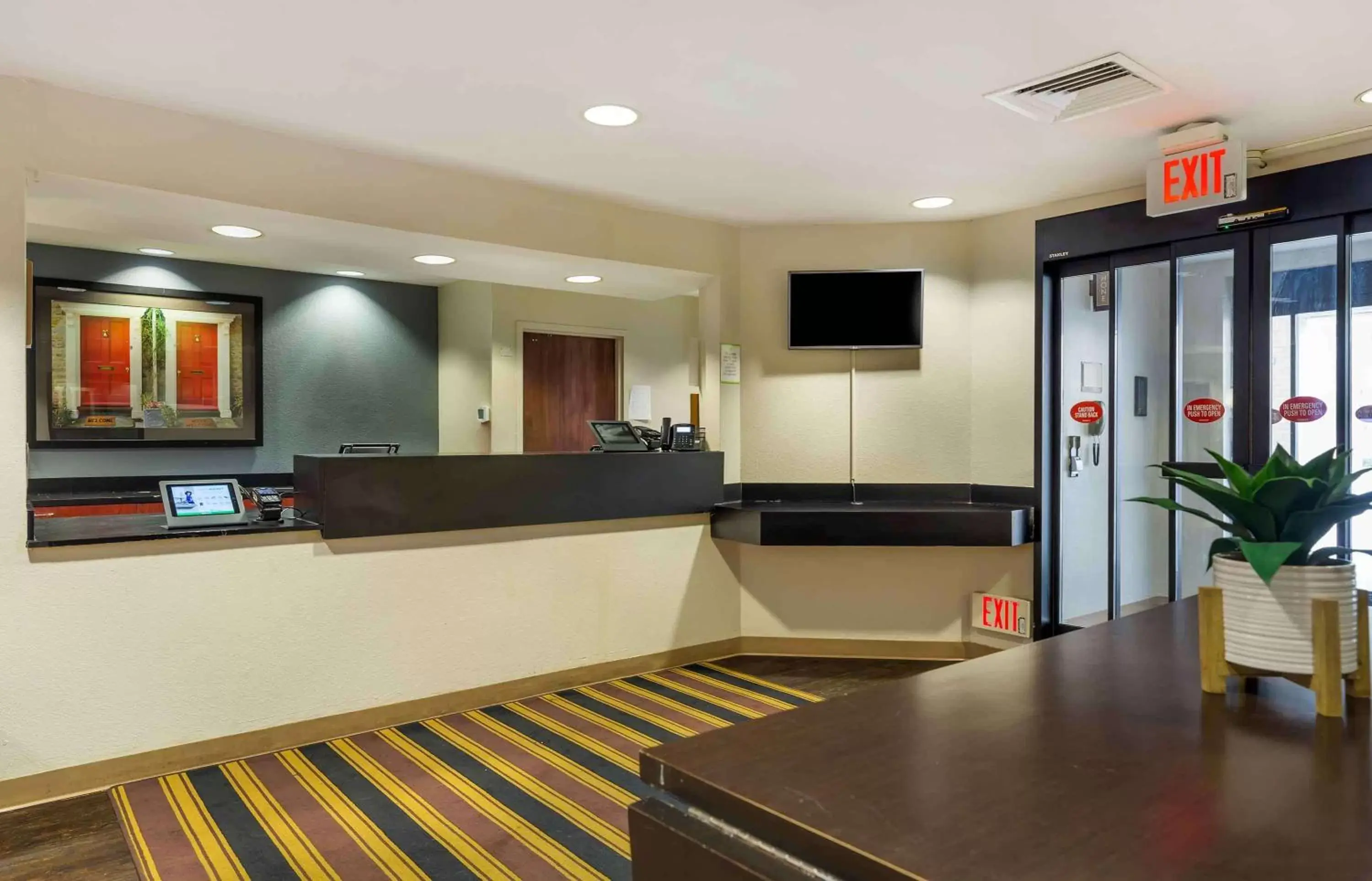 Lobby or reception, Kitchen/Kitchenette in Extended Stay America Suites - Boston - Tewksbury