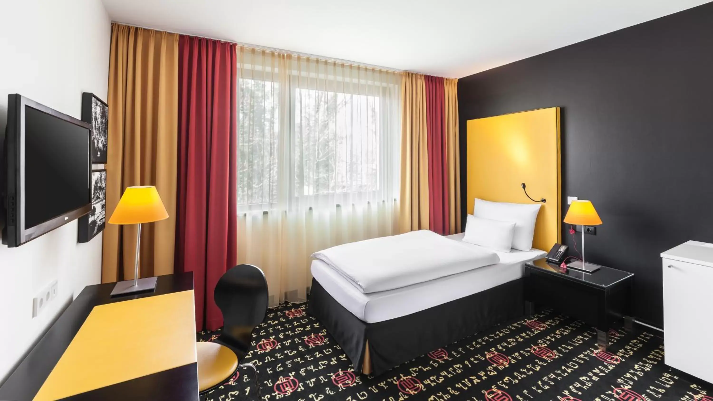 Facility for disabled guests, Bed in Holiday Inn Munich - Westpark, an IHG Hotel