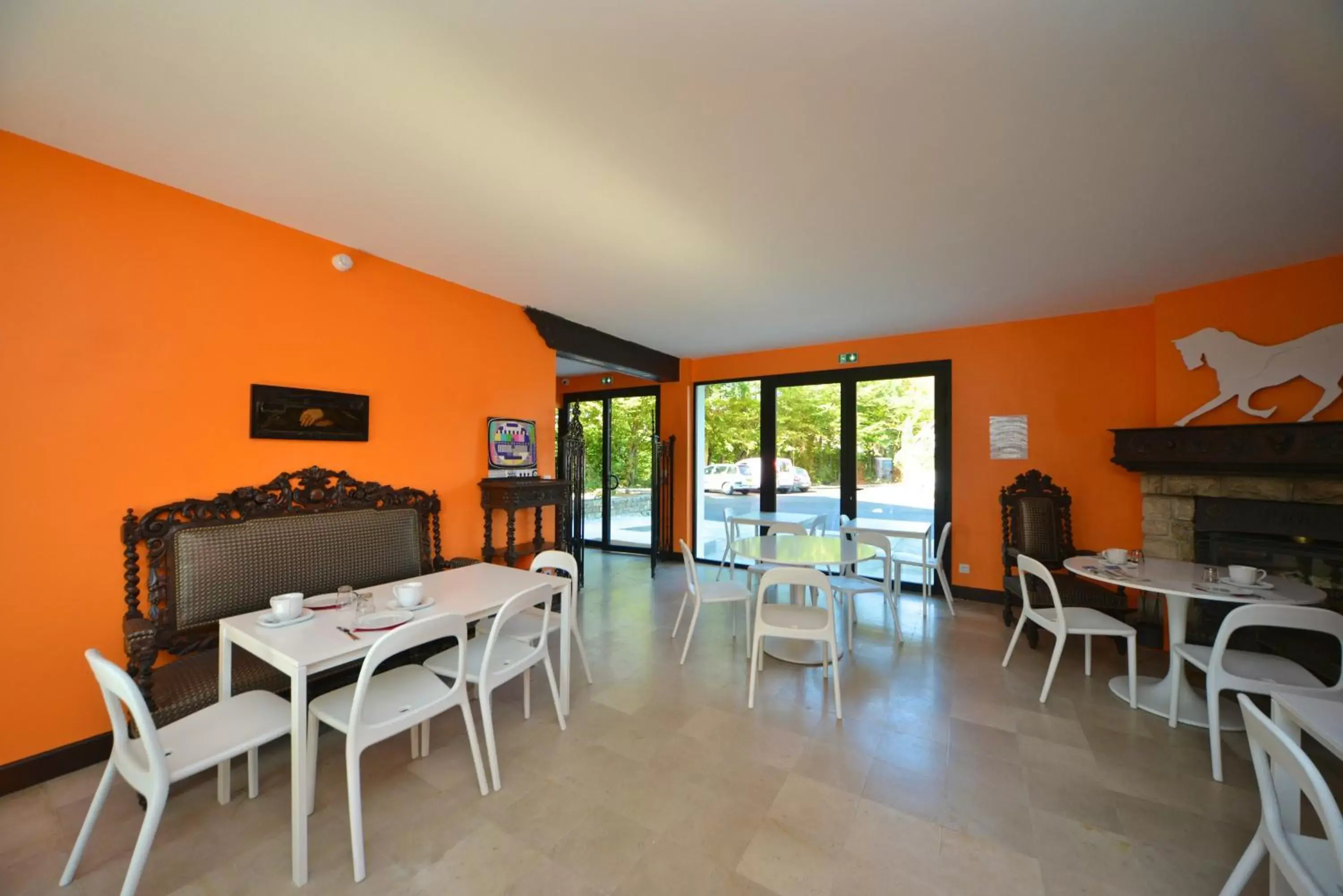 Living room, Dining Area in Logis - Hotel Restaurant La Mire