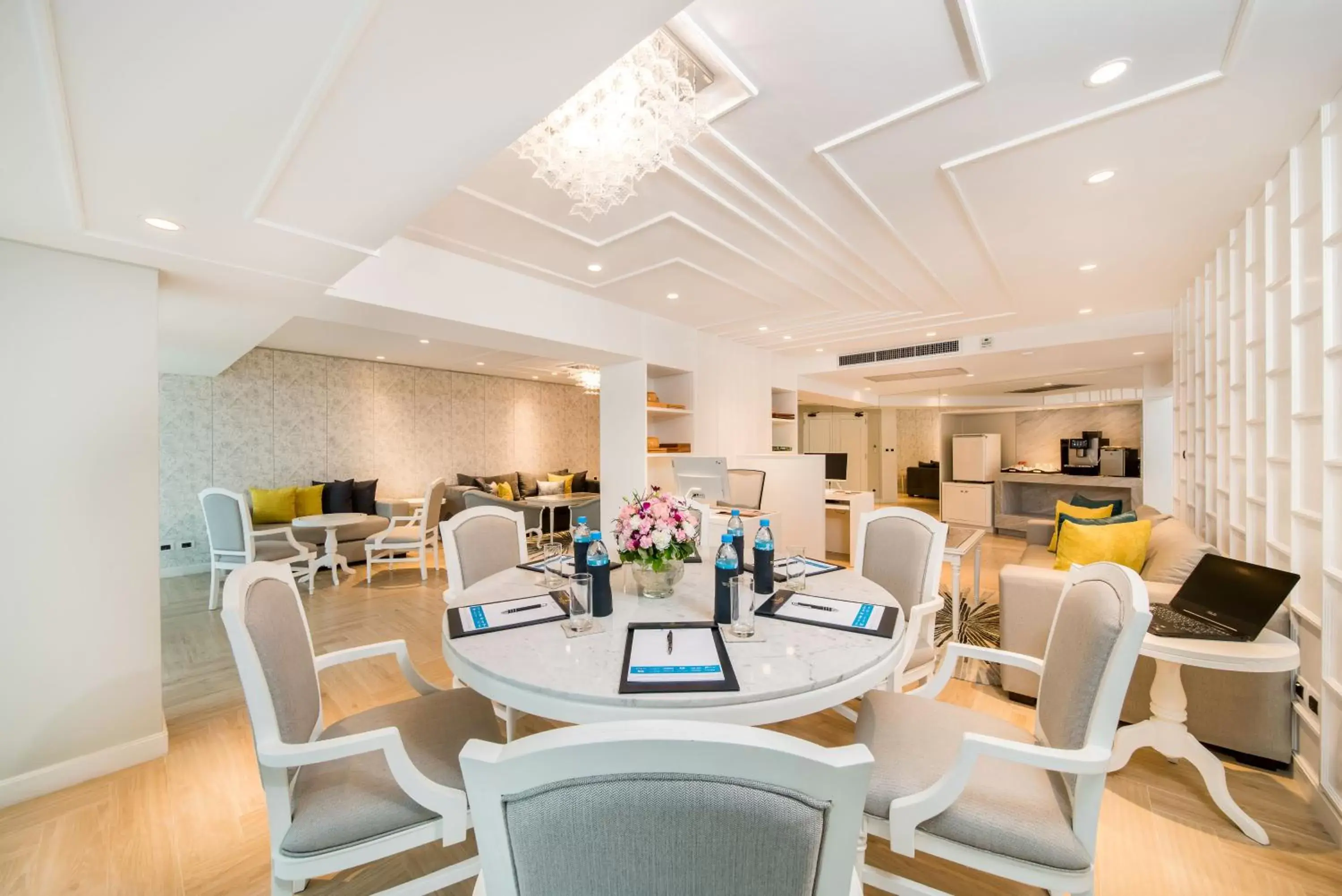 Lounge or bar in Royal Wing Suites & Spa Pattaya