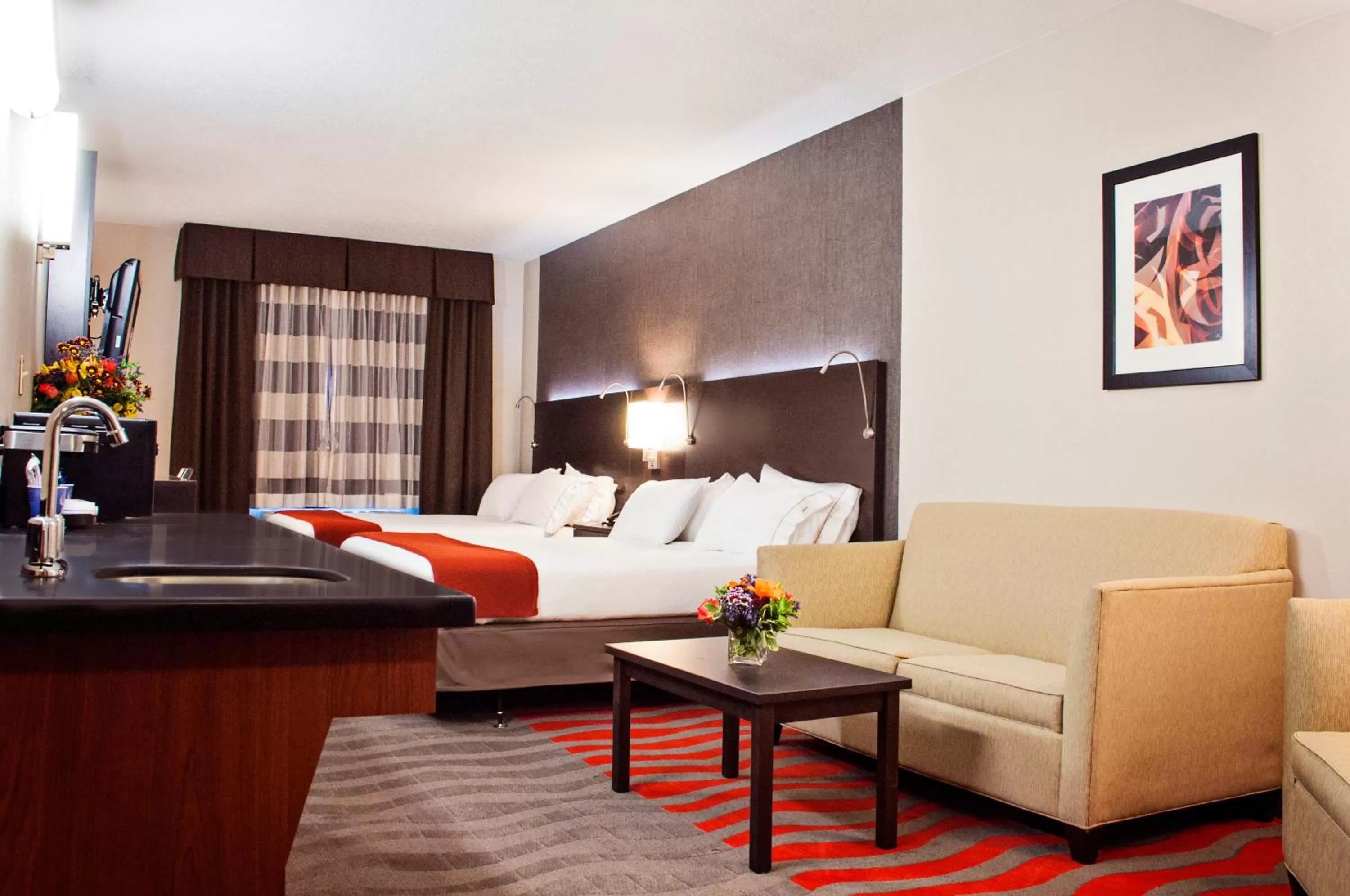 Suite with Mobility Accessible Tub - Non- Smoking in Holiday Inn Express Hotel & Suites Pittsburgh-South Side, an IHG Hotel