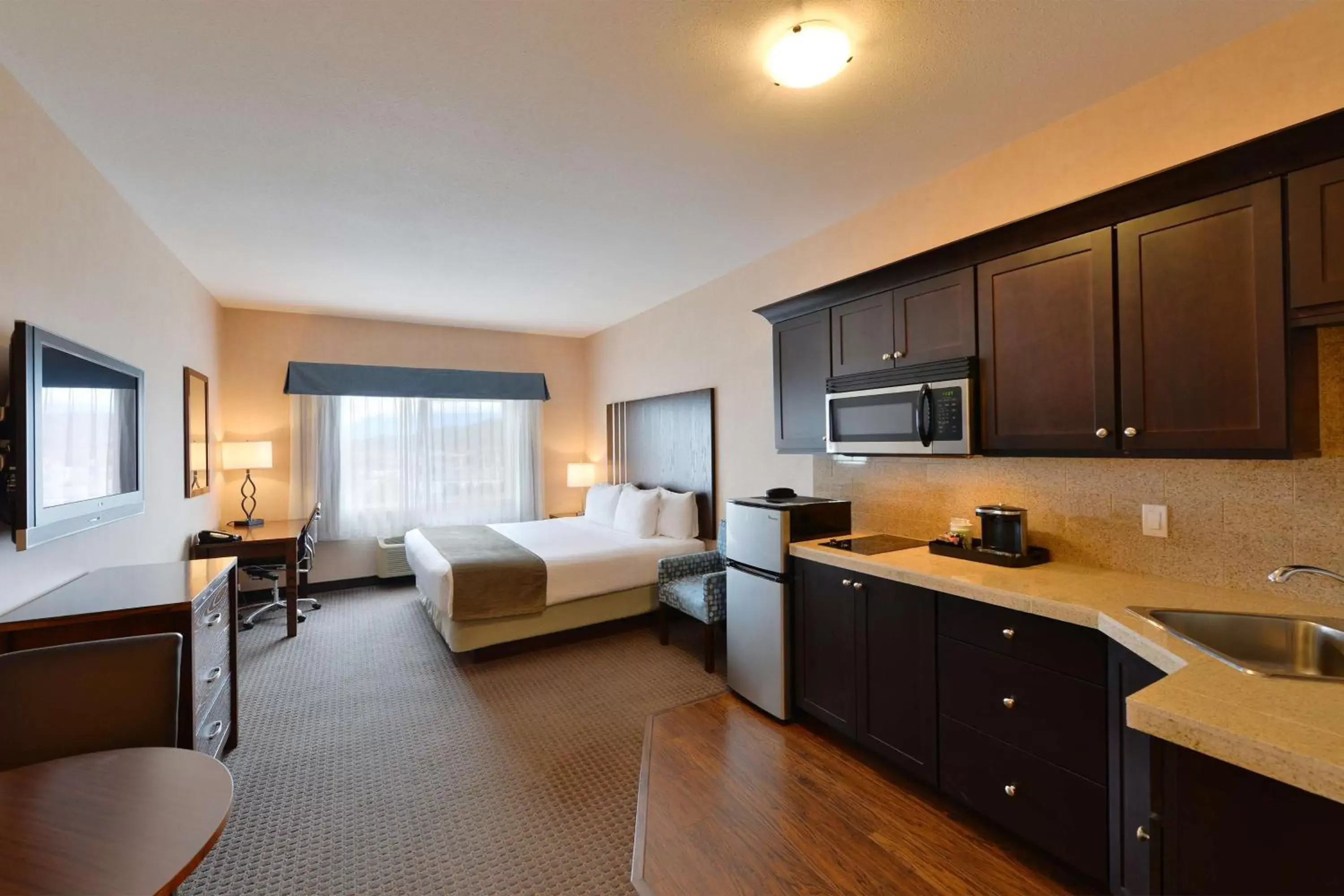 Photo of the whole room, Kitchen/Kitchenette in Best Western Cranbrook Hotel