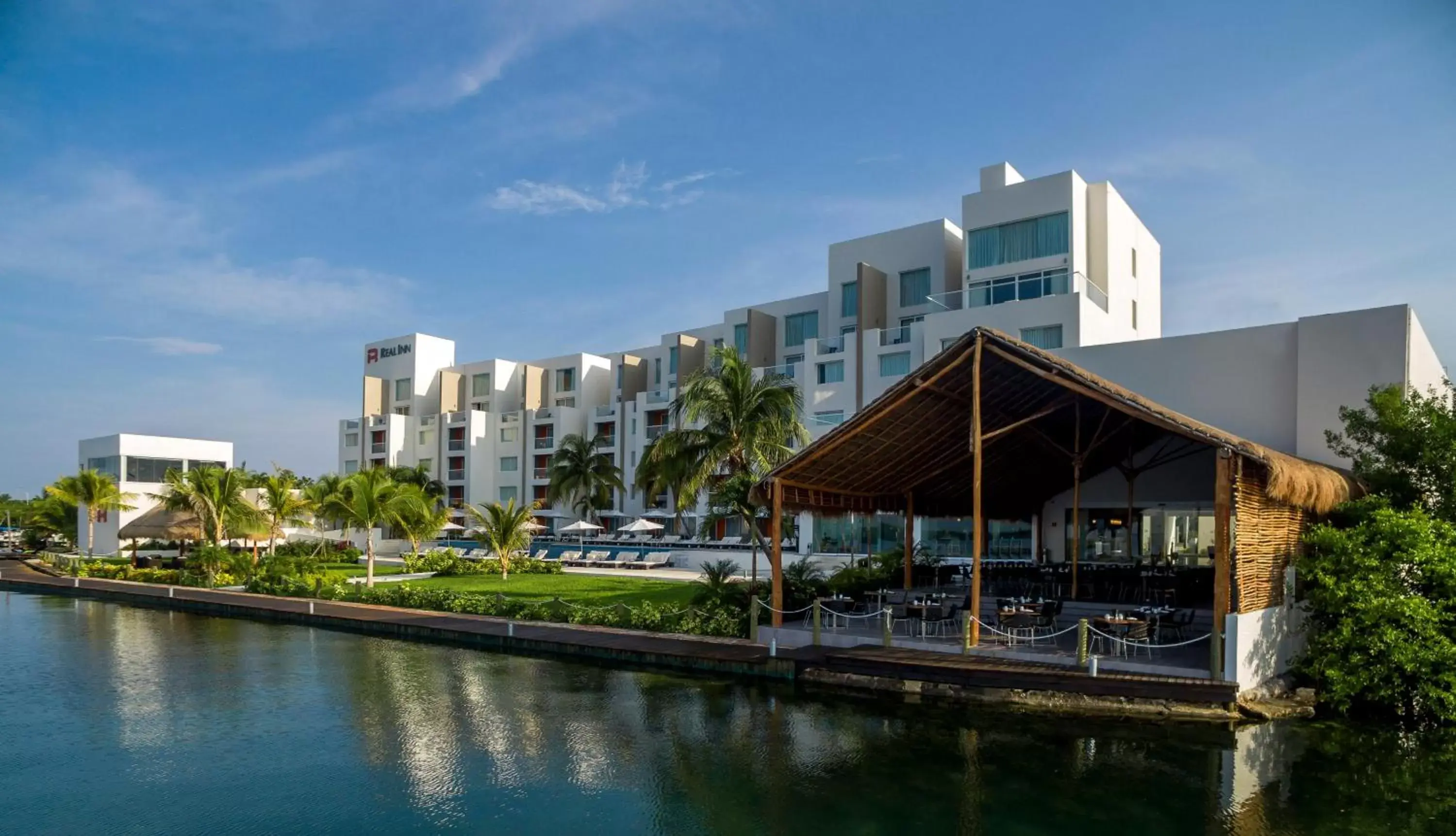 Property building in Real Inn Cancún