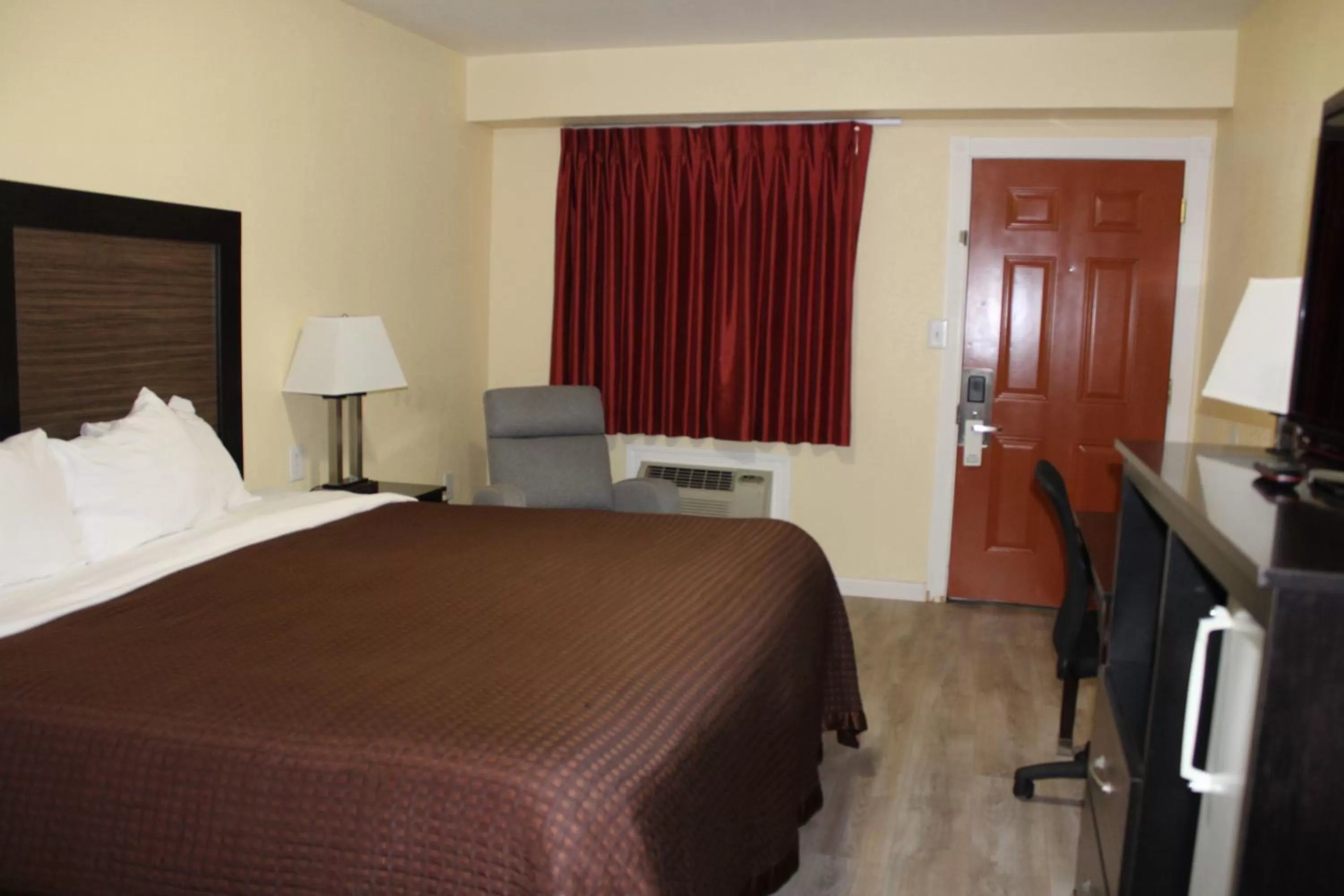 Photo of the whole room, Bed in Rodeway Inn Medford South I-5
