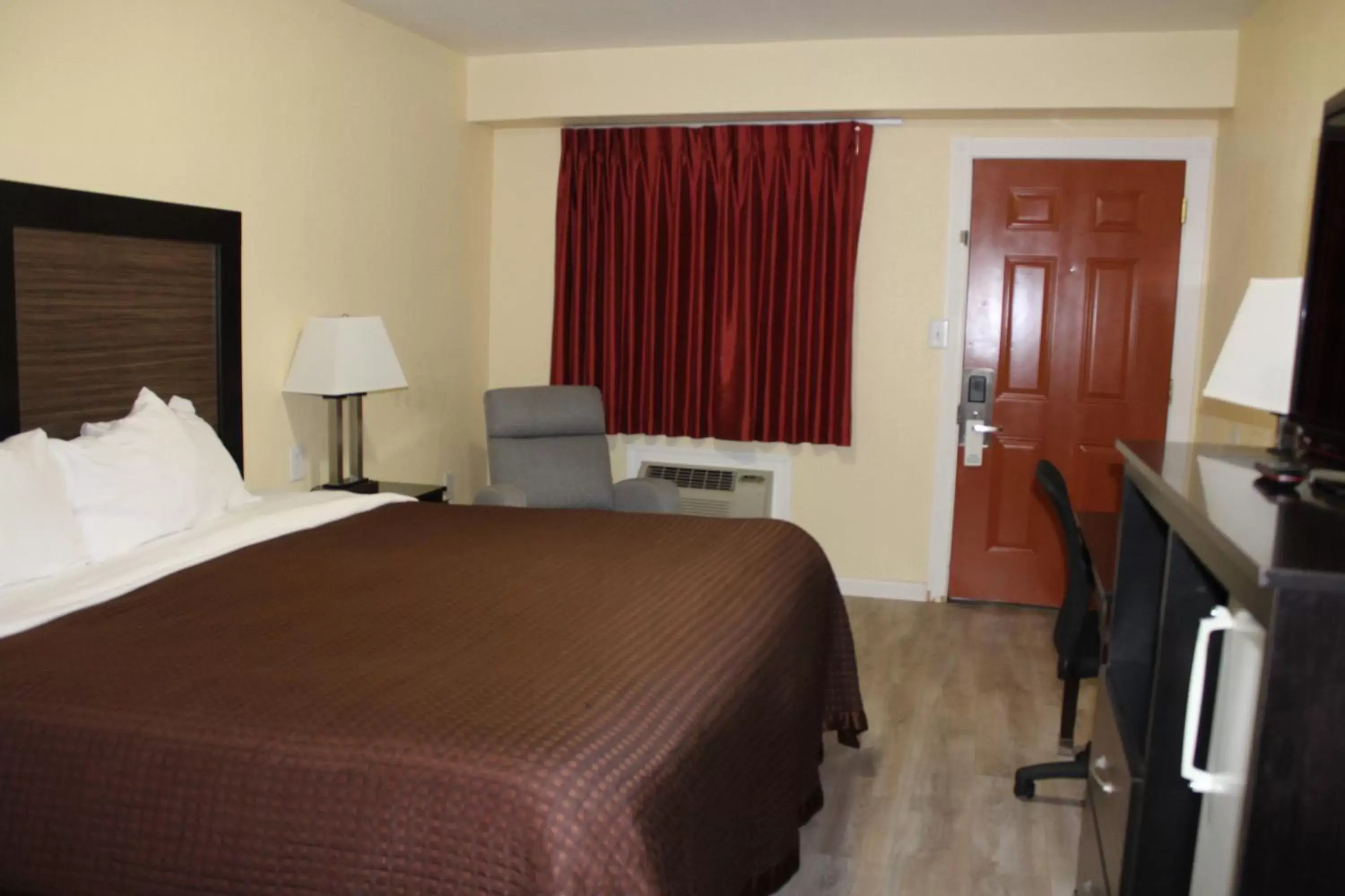 Photo of the whole room, Bed in Rodeway Inn Medford
