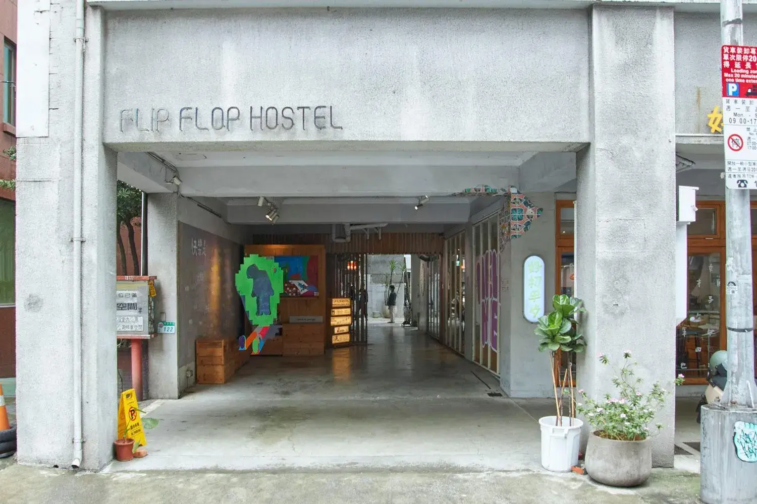 Property building in OwlStay Flip Flop Hostel - Garden Property building in OwlStay Flip Flop Hostel - Garden