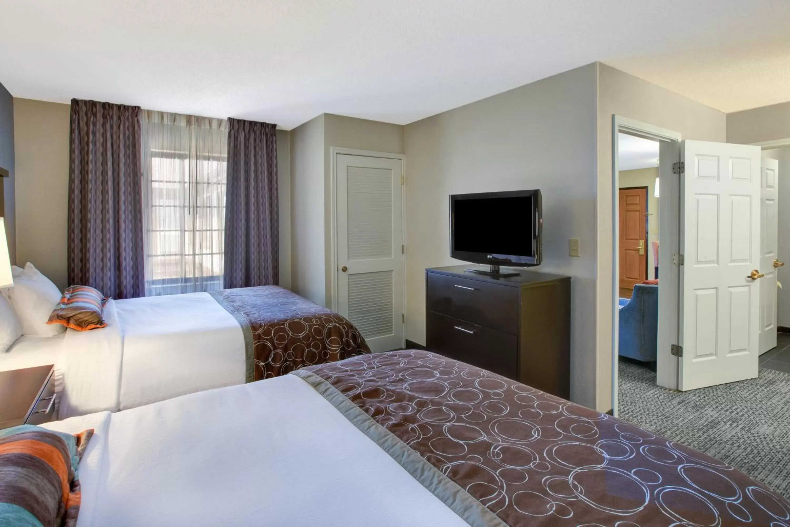 Photo of the whole room, Bed in Staybridge Suites Louisville - East, an IHG Hotel