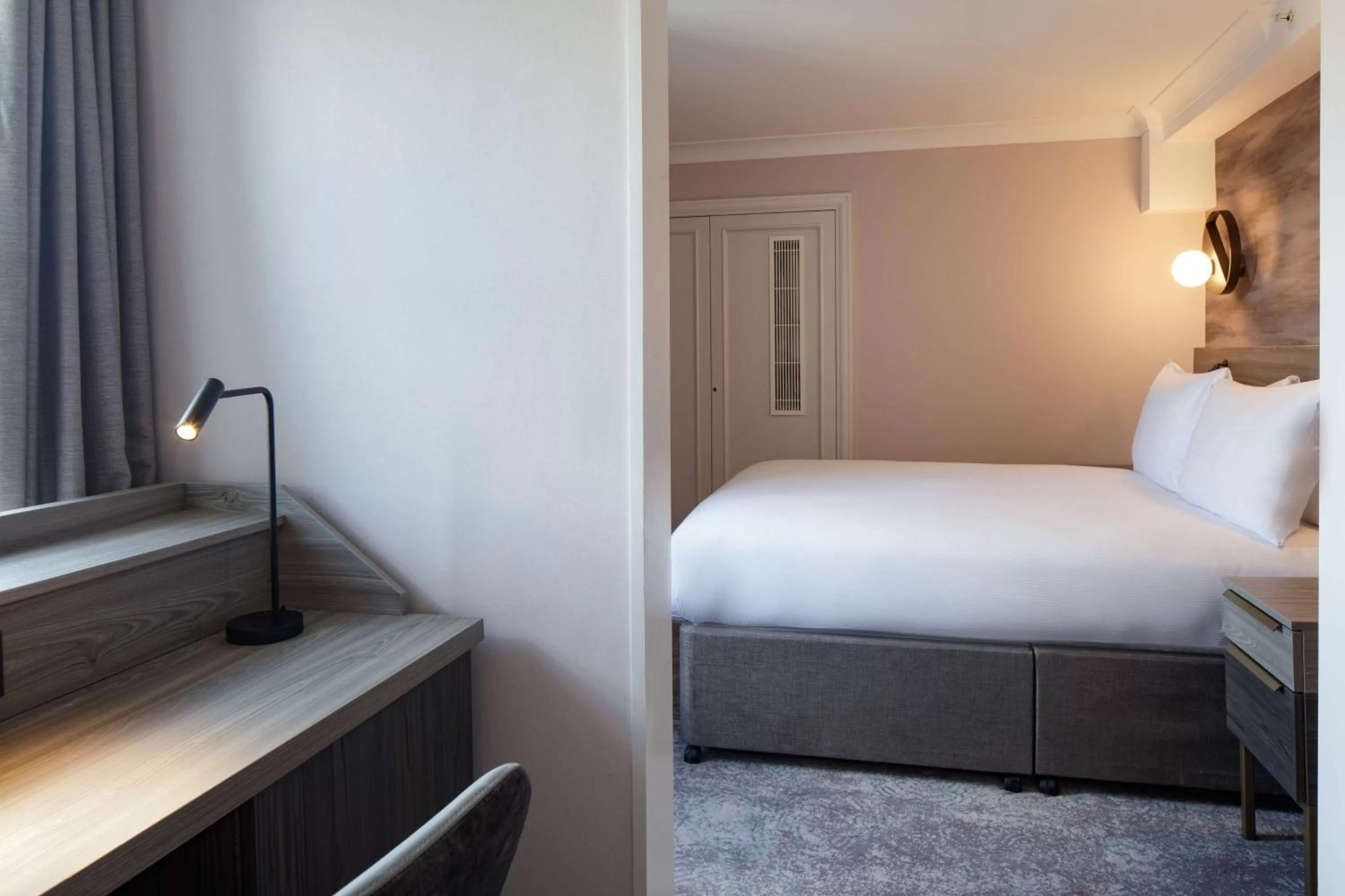 Bedroom, Bed in DoubleTree by Hilton Bath