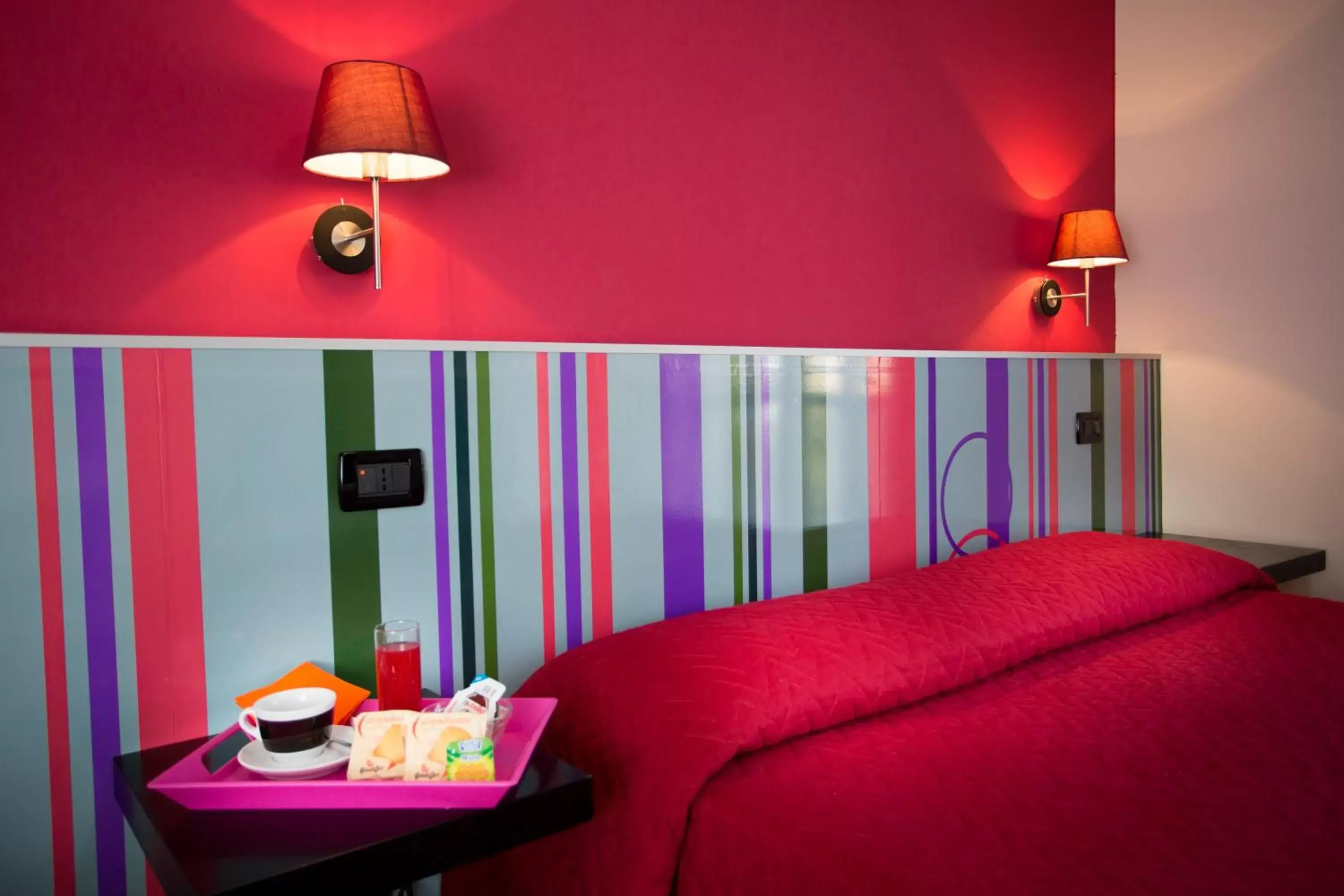 Bed, Coffee/Tea Facilities in Le Ceramiche - Hotel Residence ed Eventi