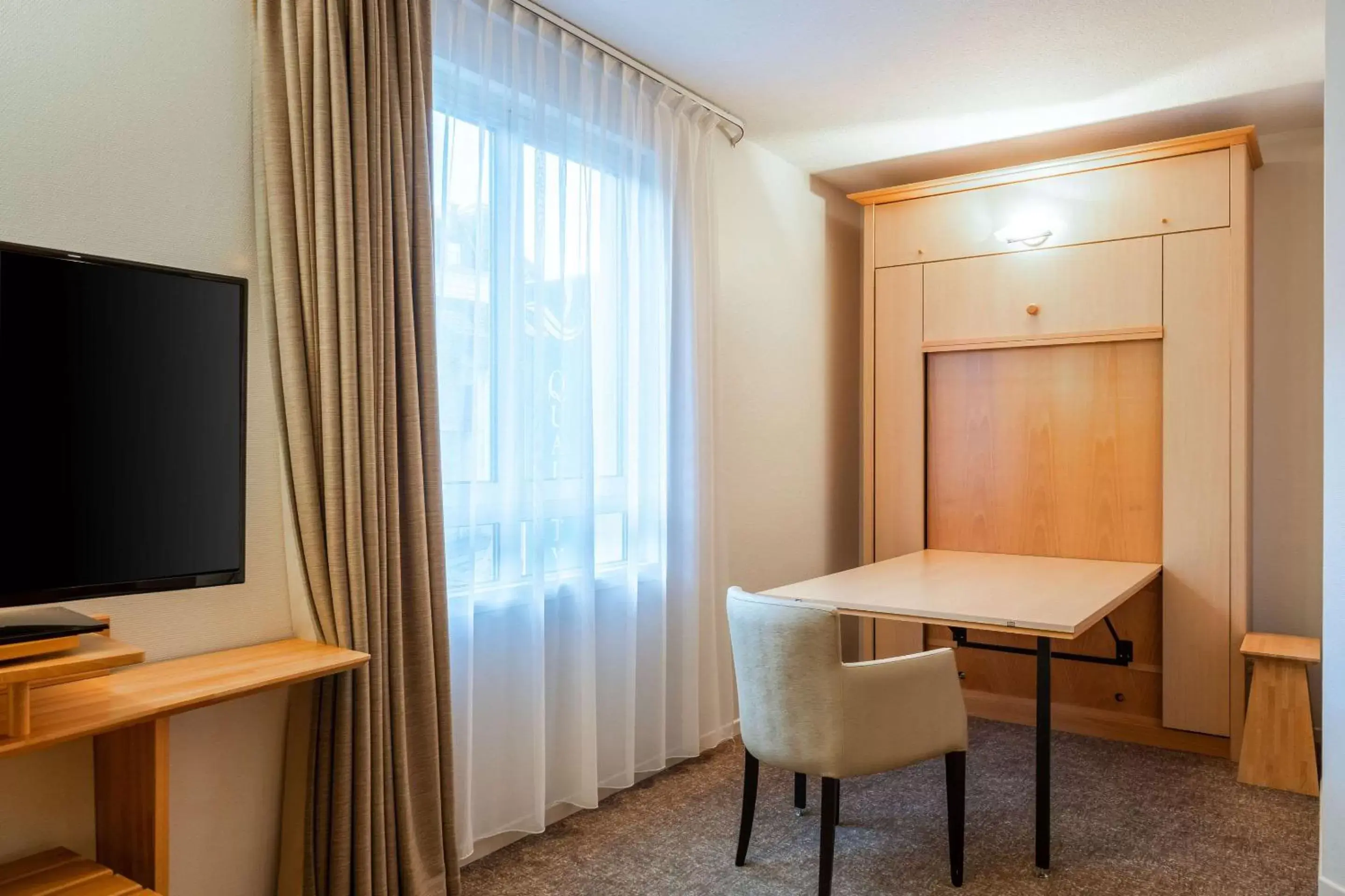 Photo of the whole room, TV/Entertainment Center in Quality Hotel Pau Centre Bosquet