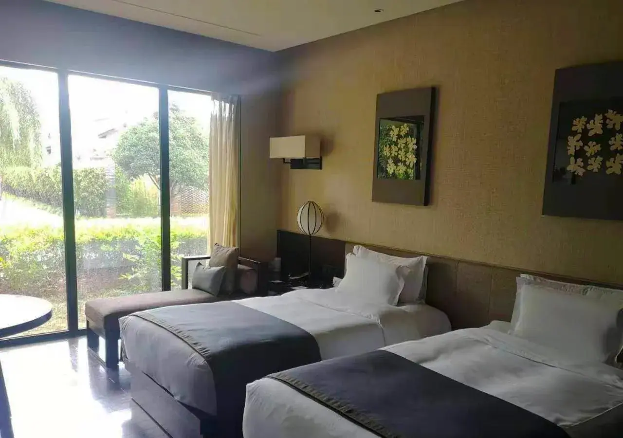 Bed in Pullman Lijiang Resort & Spa