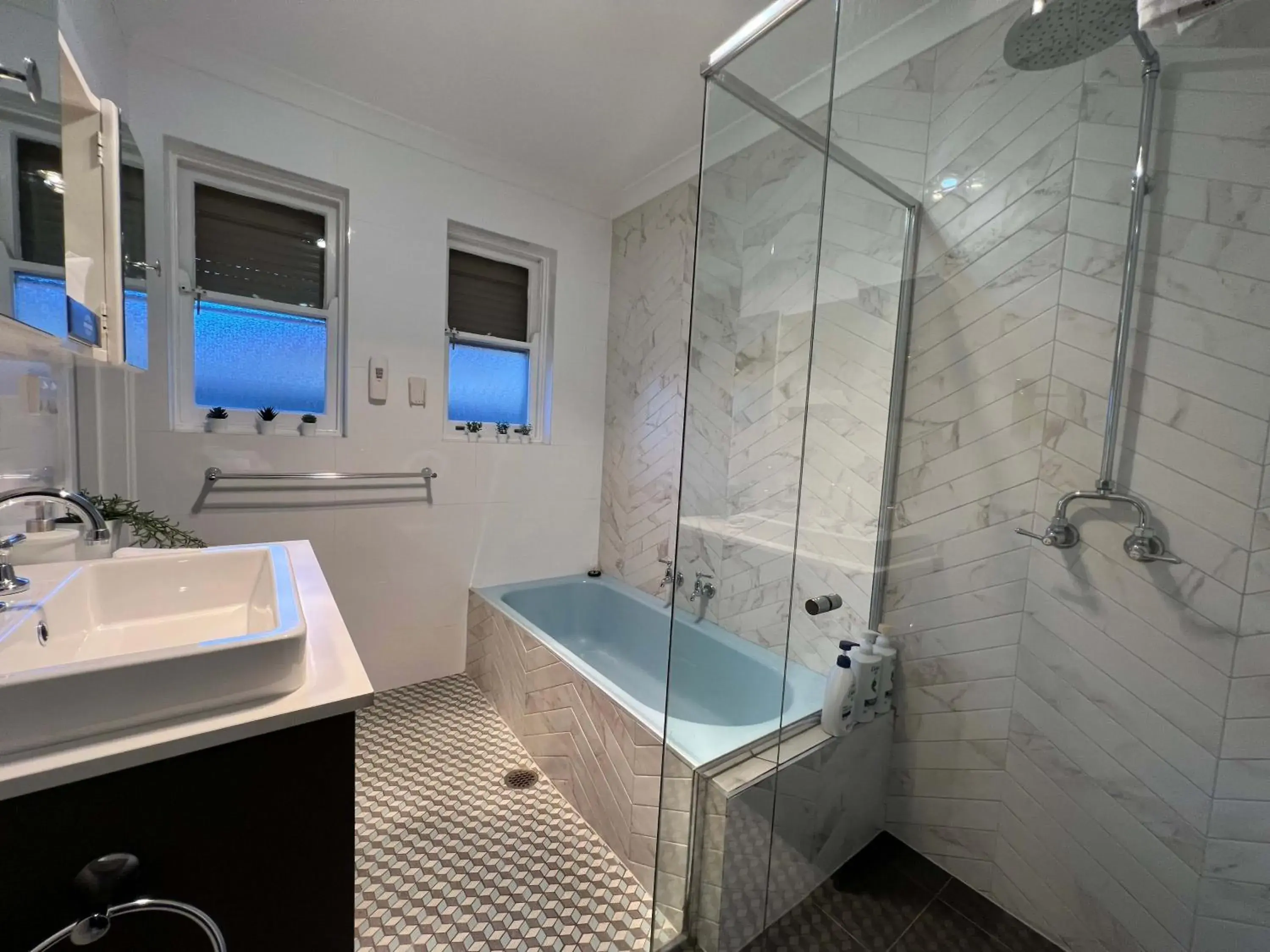 Bath, Bathroom in Hamilton's Queanbeyan Motel