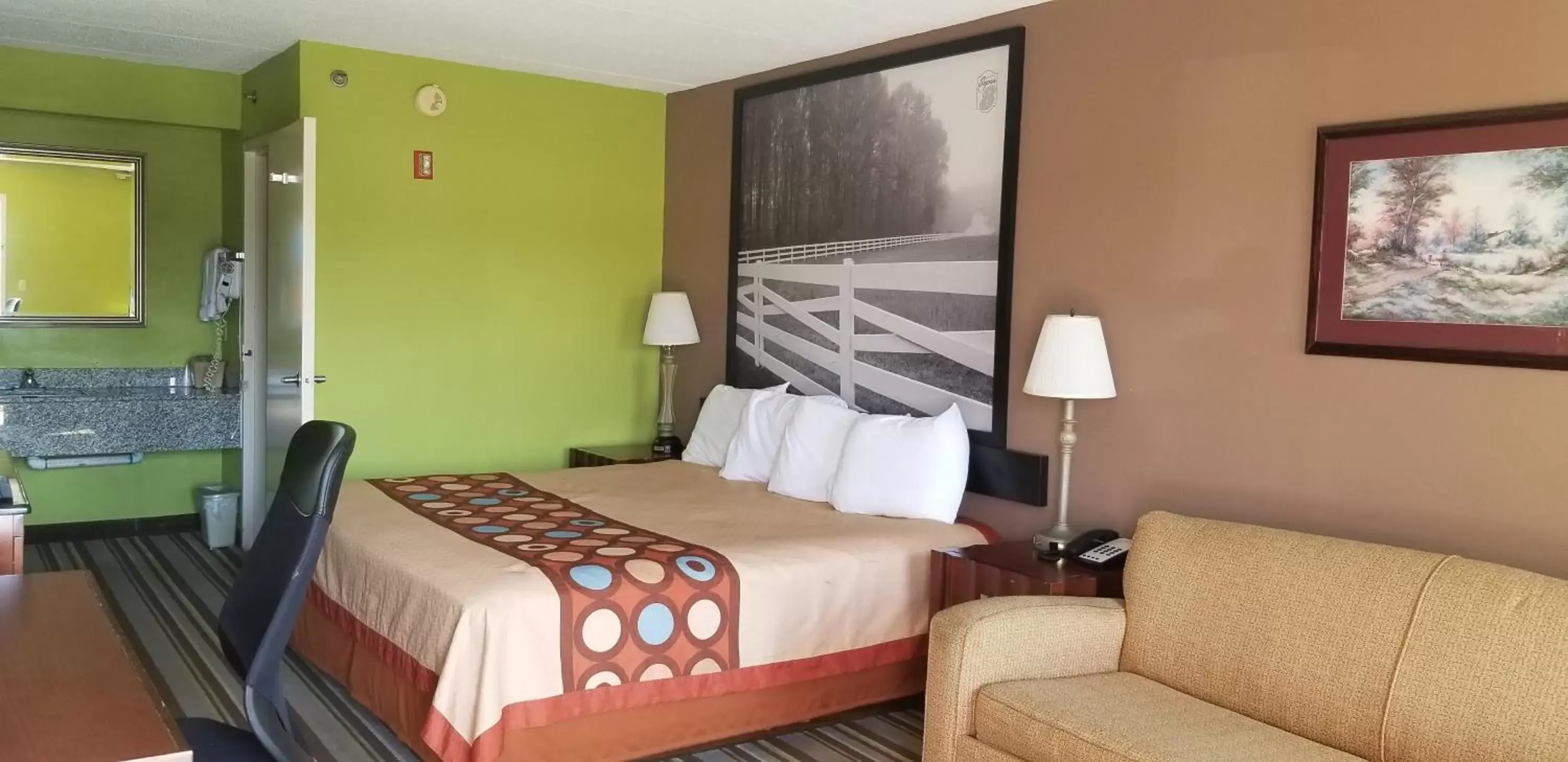 Bed in Super 8 by Wyndham Ruther Glen Kings Dominion Area