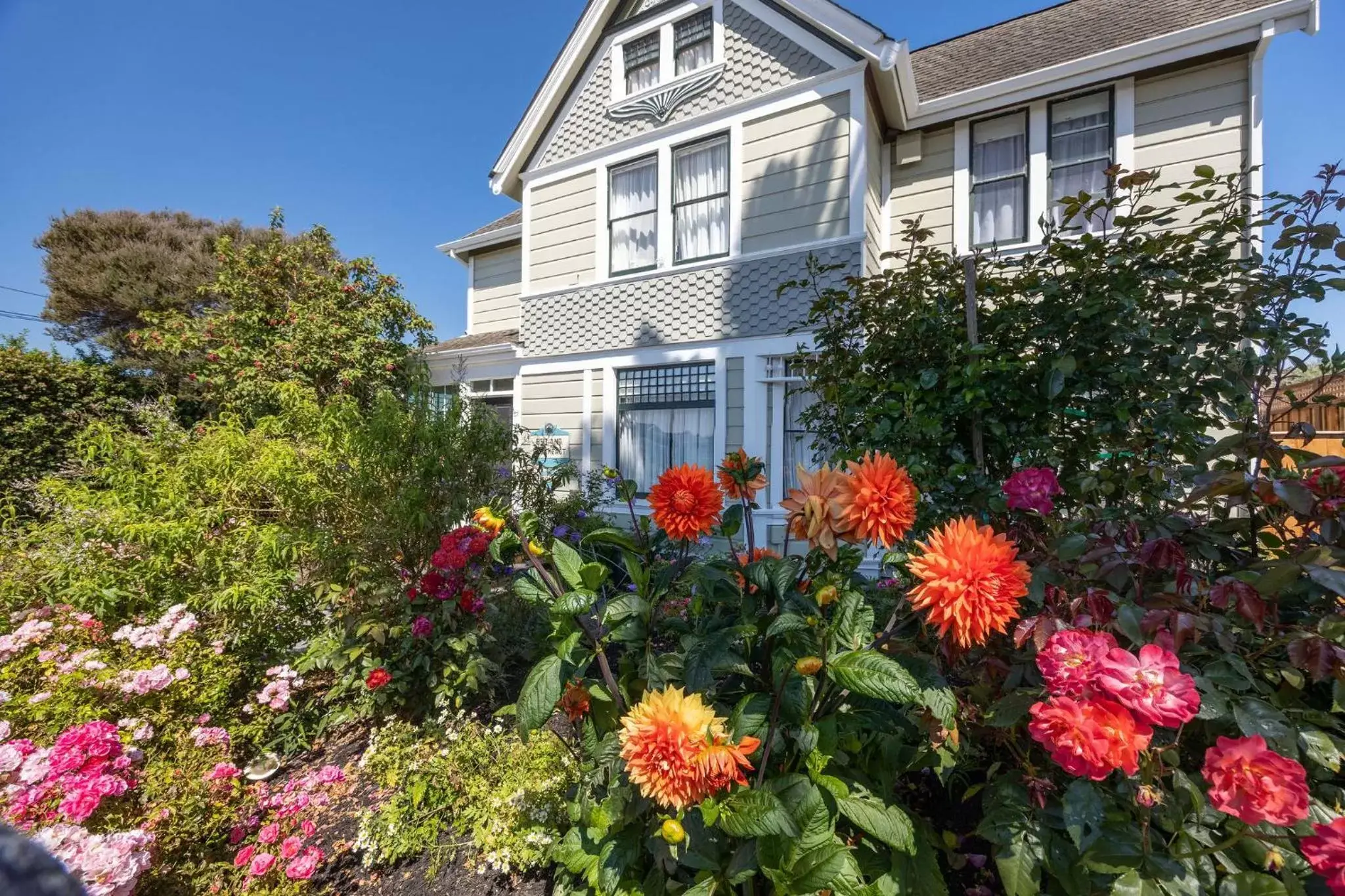 Property Building in Nantucket Whale Inn, Half Moon Bay