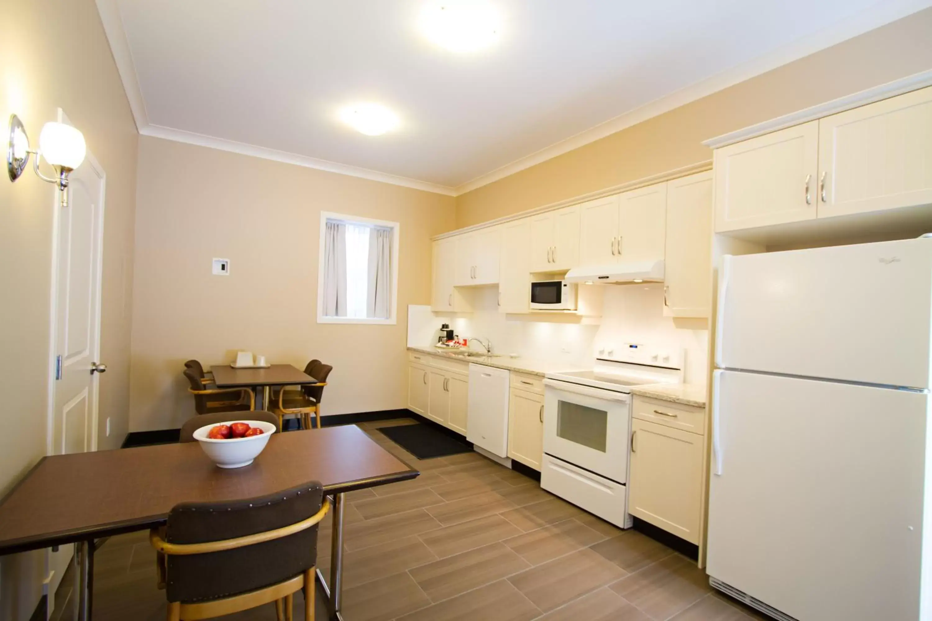 Kitchen or kitchenette, Kitchen/Kitchenette in Glenwood Inn & Suites