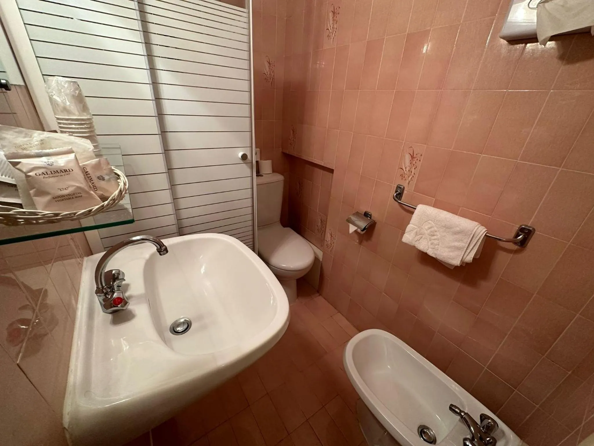 Shower in Logis Le Relais Imperial