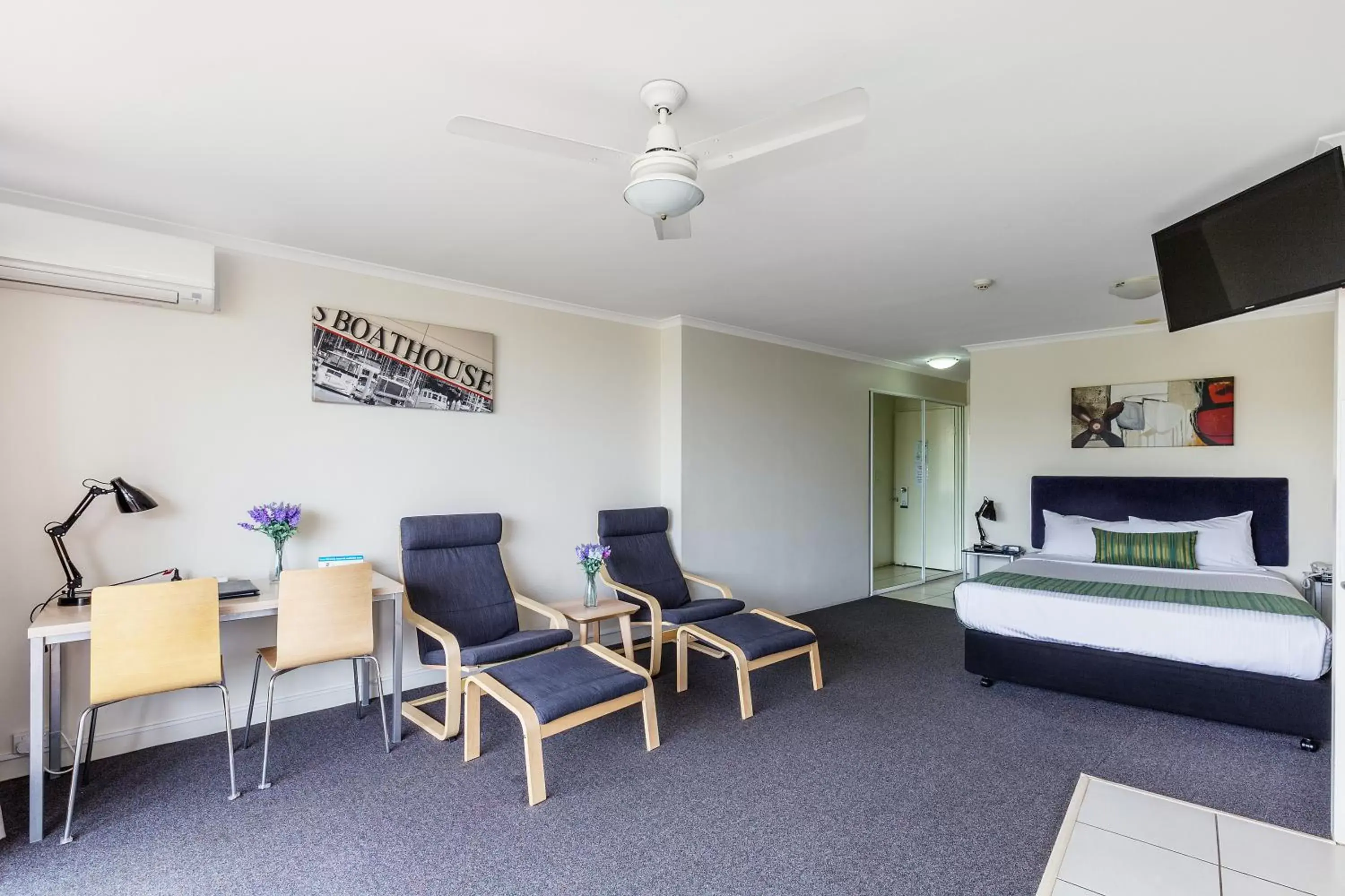 Bed, Seating Area in The Wellington Apartment Hotel