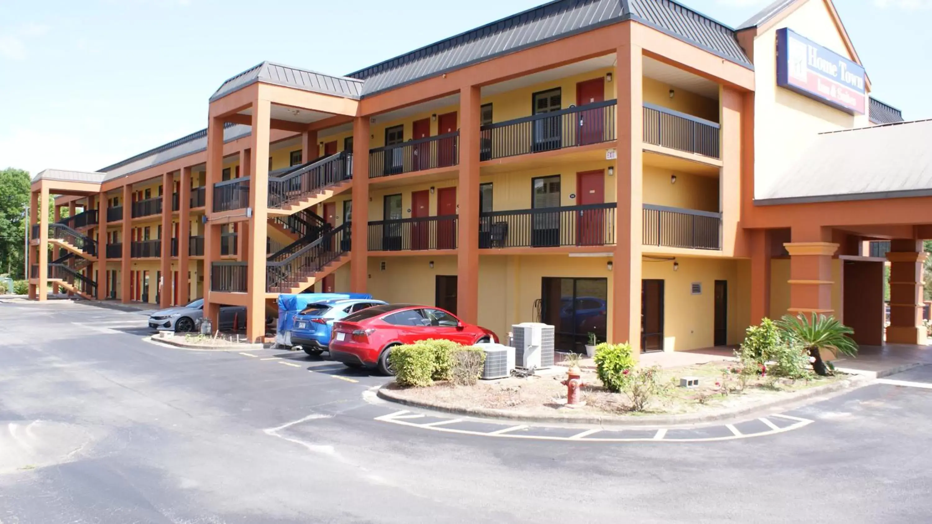 Property Building in Home Town Inn & Suites