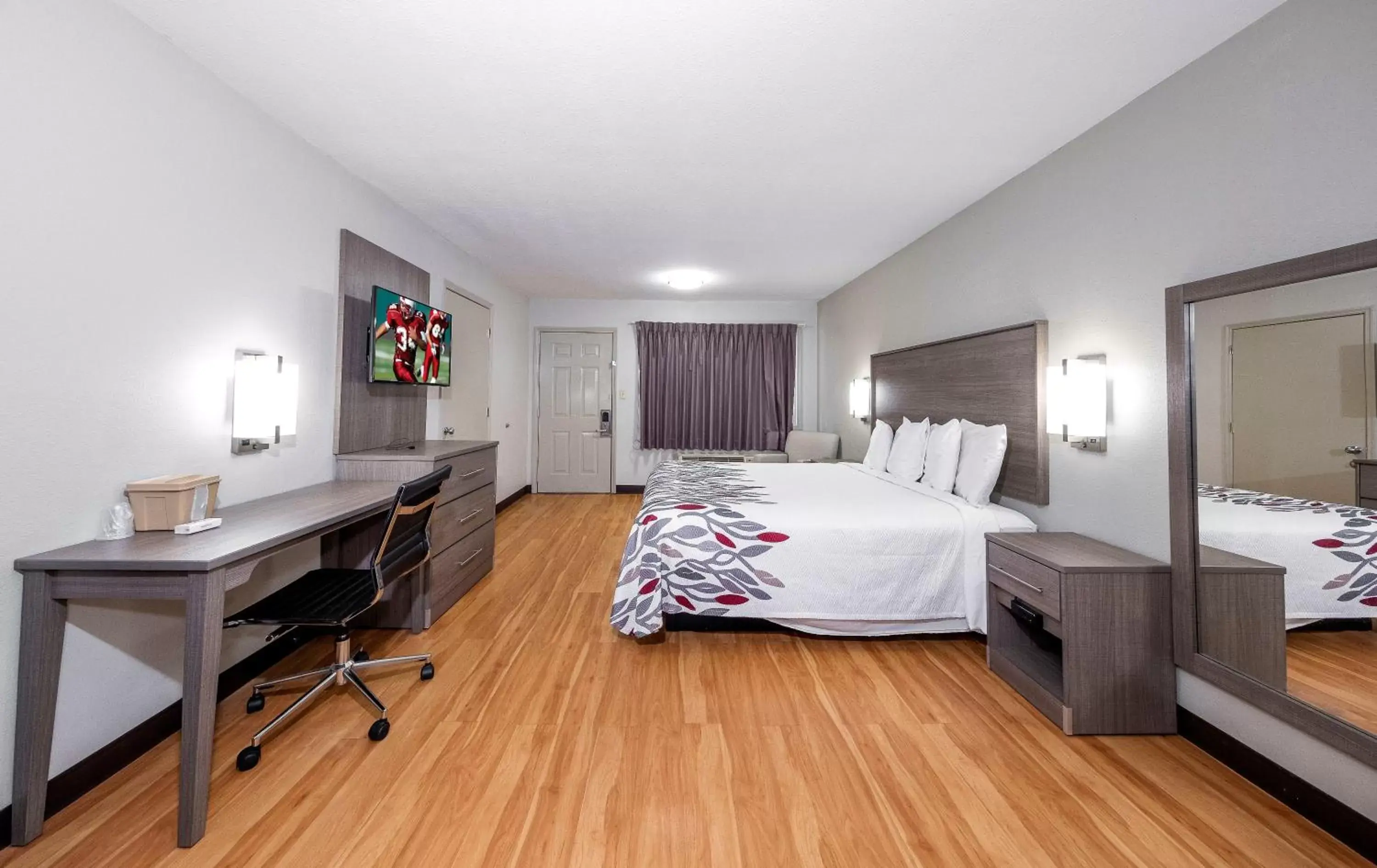 Photo of the whole room, Bed in Red Roof Inn Bay Minette Photo of the whole room, Bed in Red Roof Inn Bay Minette