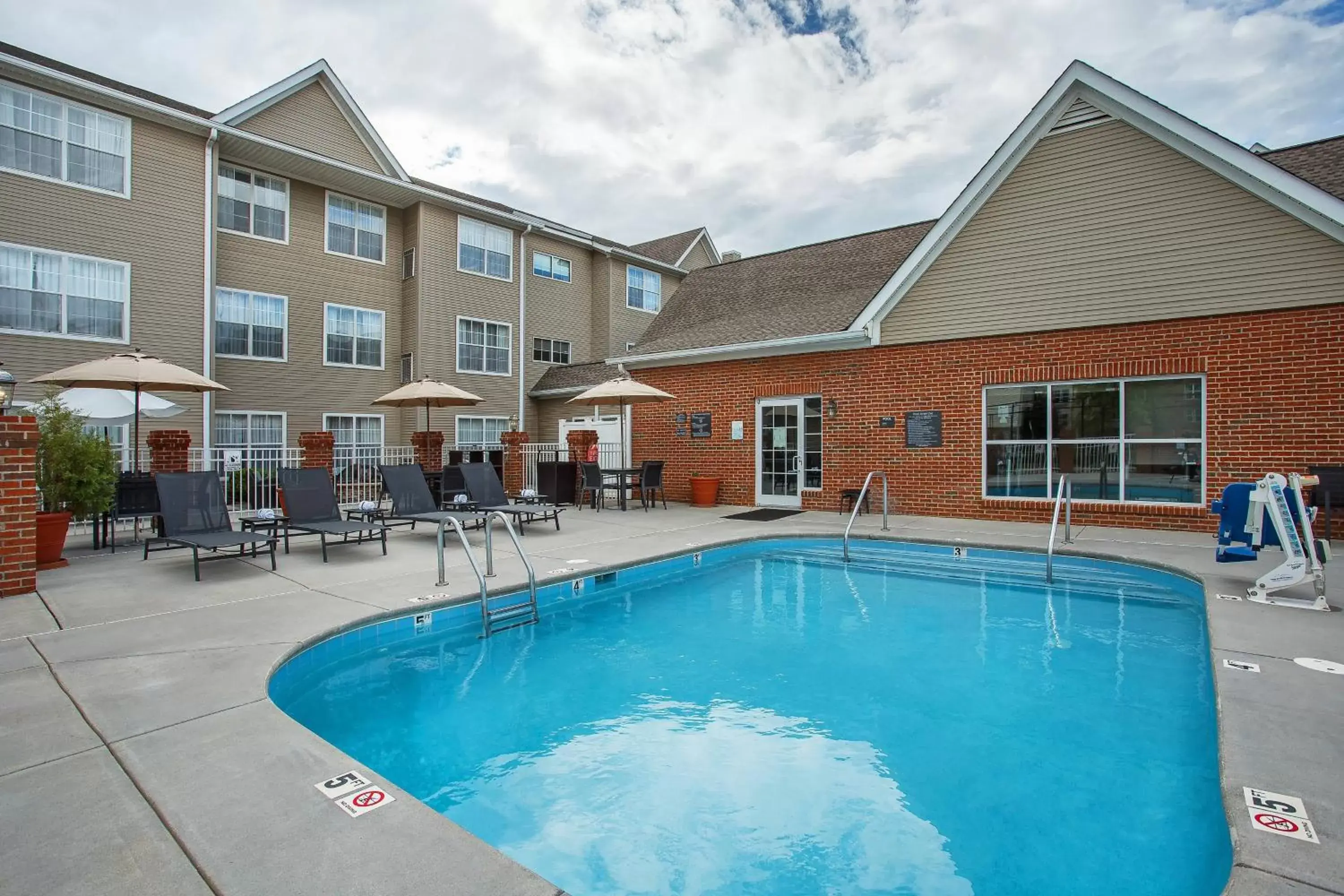Swimming Pool in Residence Inn Knoxville Cedar Bluff
