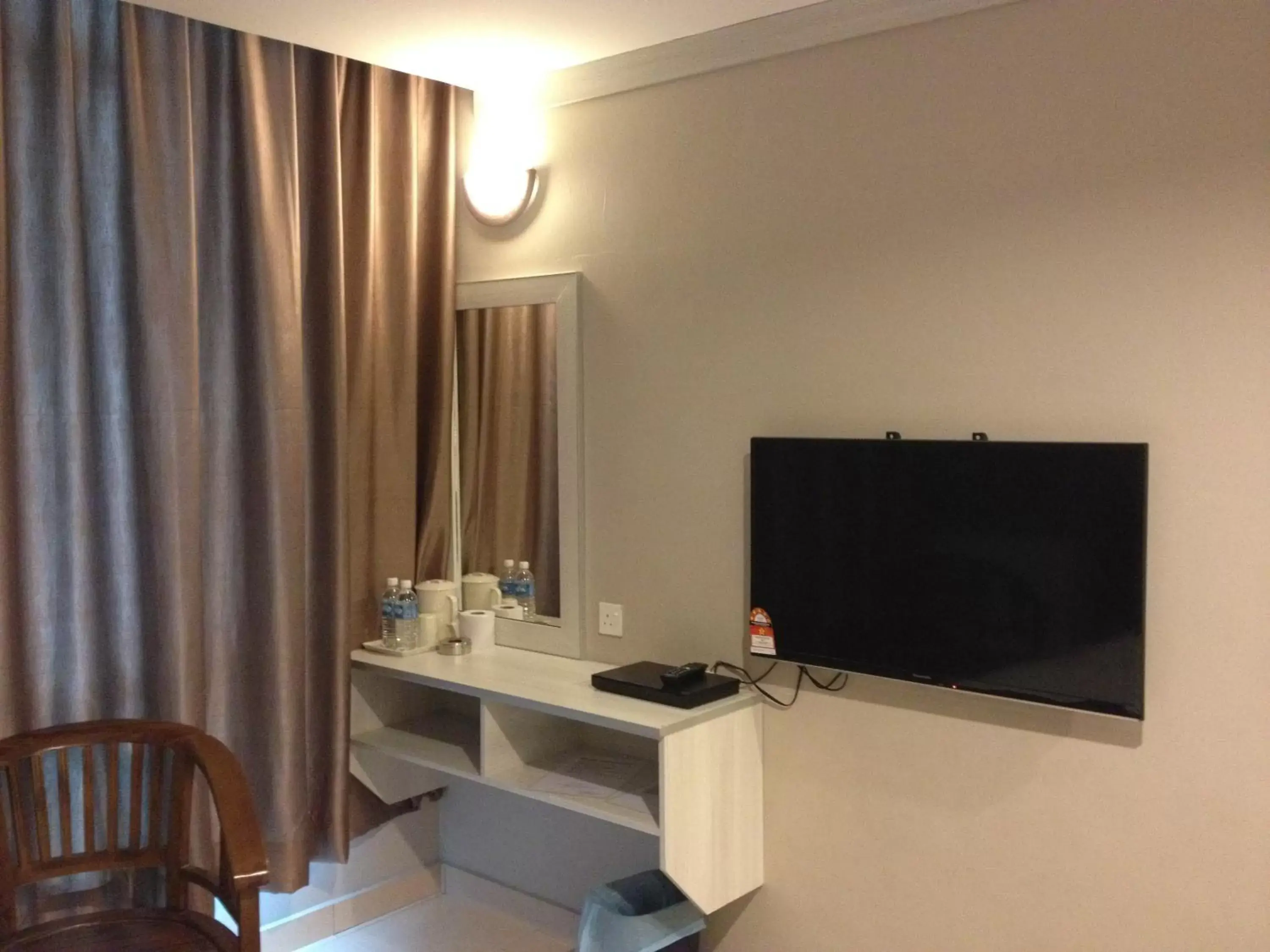 Bed, TV/Entertainment Center in AERO Star Hotel