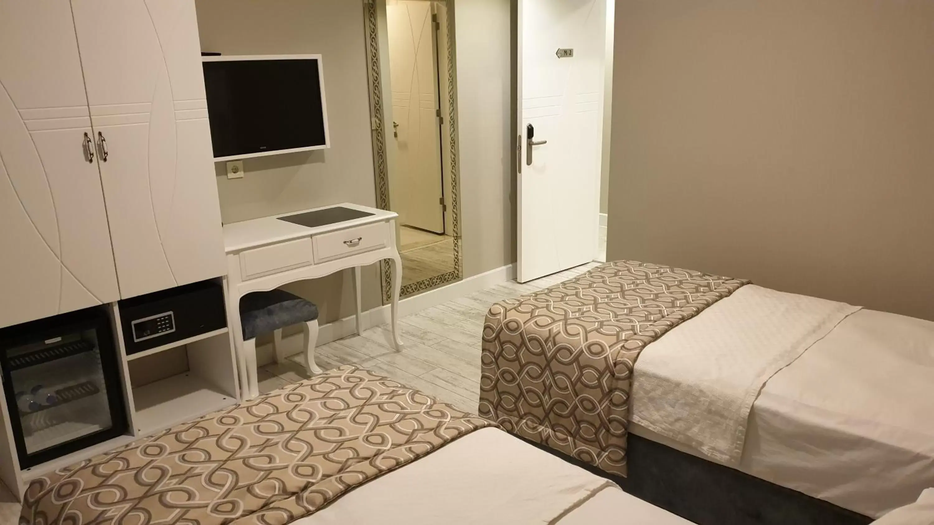 Bed, TV/Entertainment Center in The Meretto Hotel Istanbul Old City