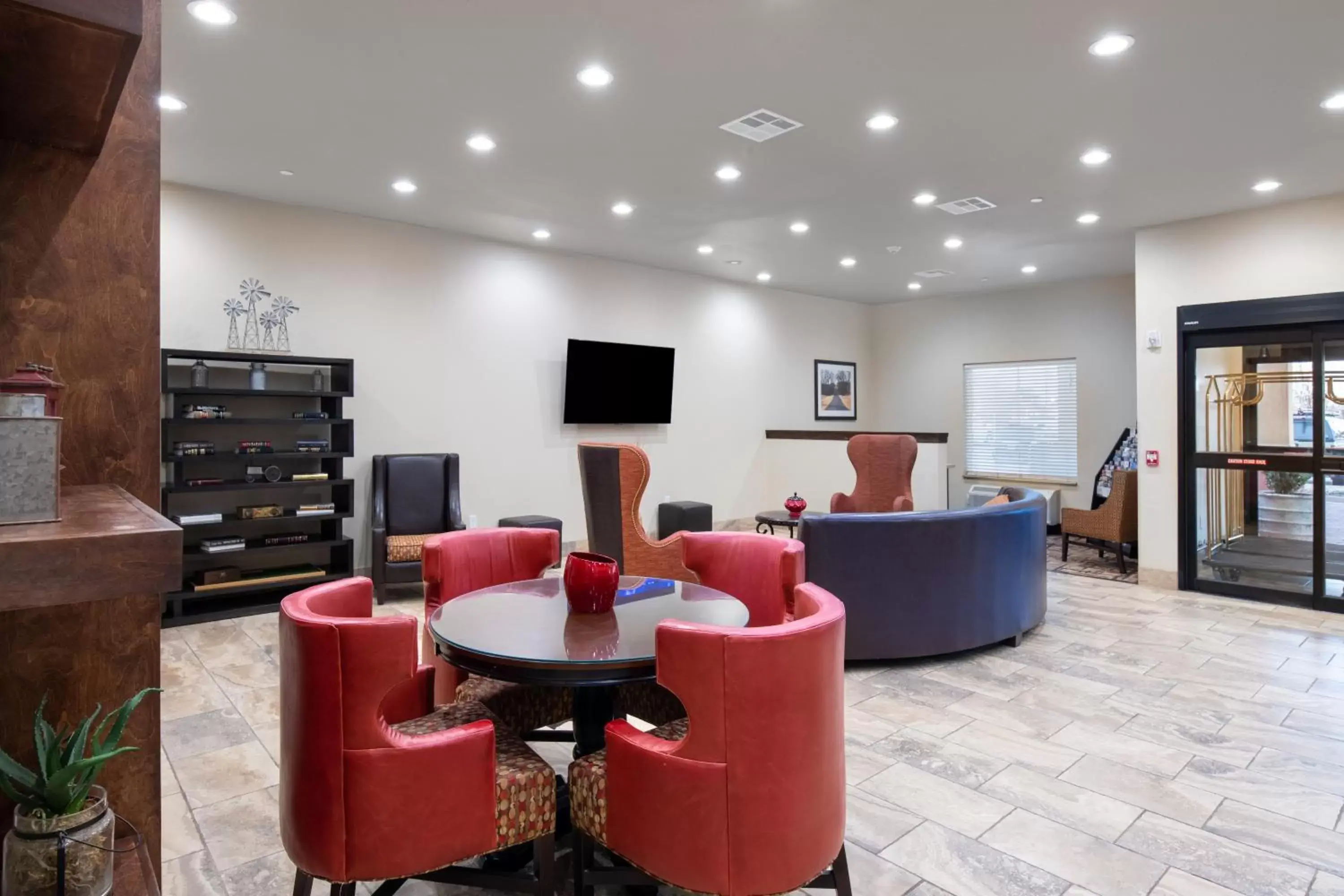 Lobby or reception, Lounge/Bar in Home Away Kitchen Suites Enid