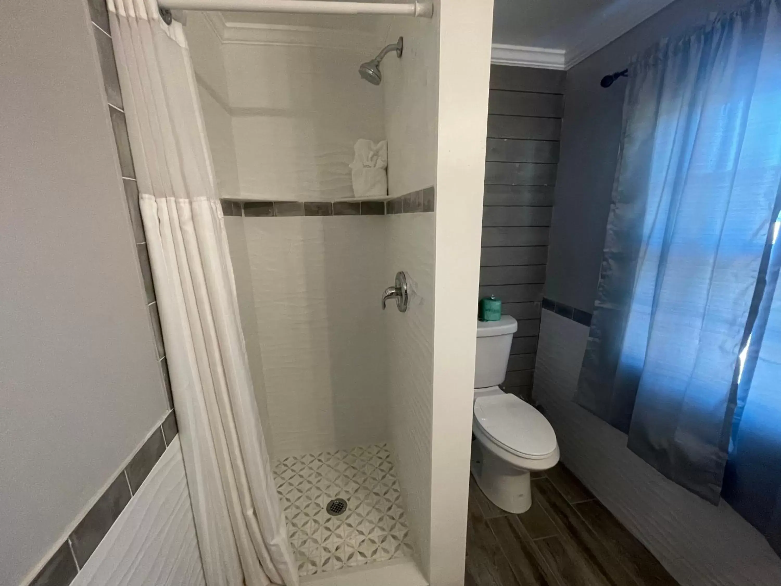 Bathroom in Aquastar Inn