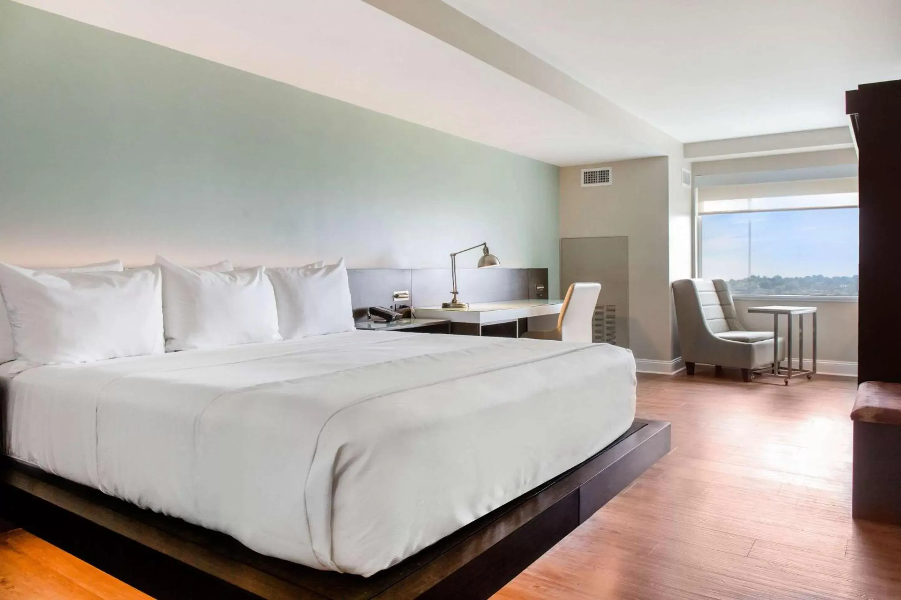 Deluxe King Room - Mobility Access/Non-Smoking in Wyndham Newport Hotel Deluxe King Room - Mobility Access/Non-Smoking in Wyndham Newport Hotel