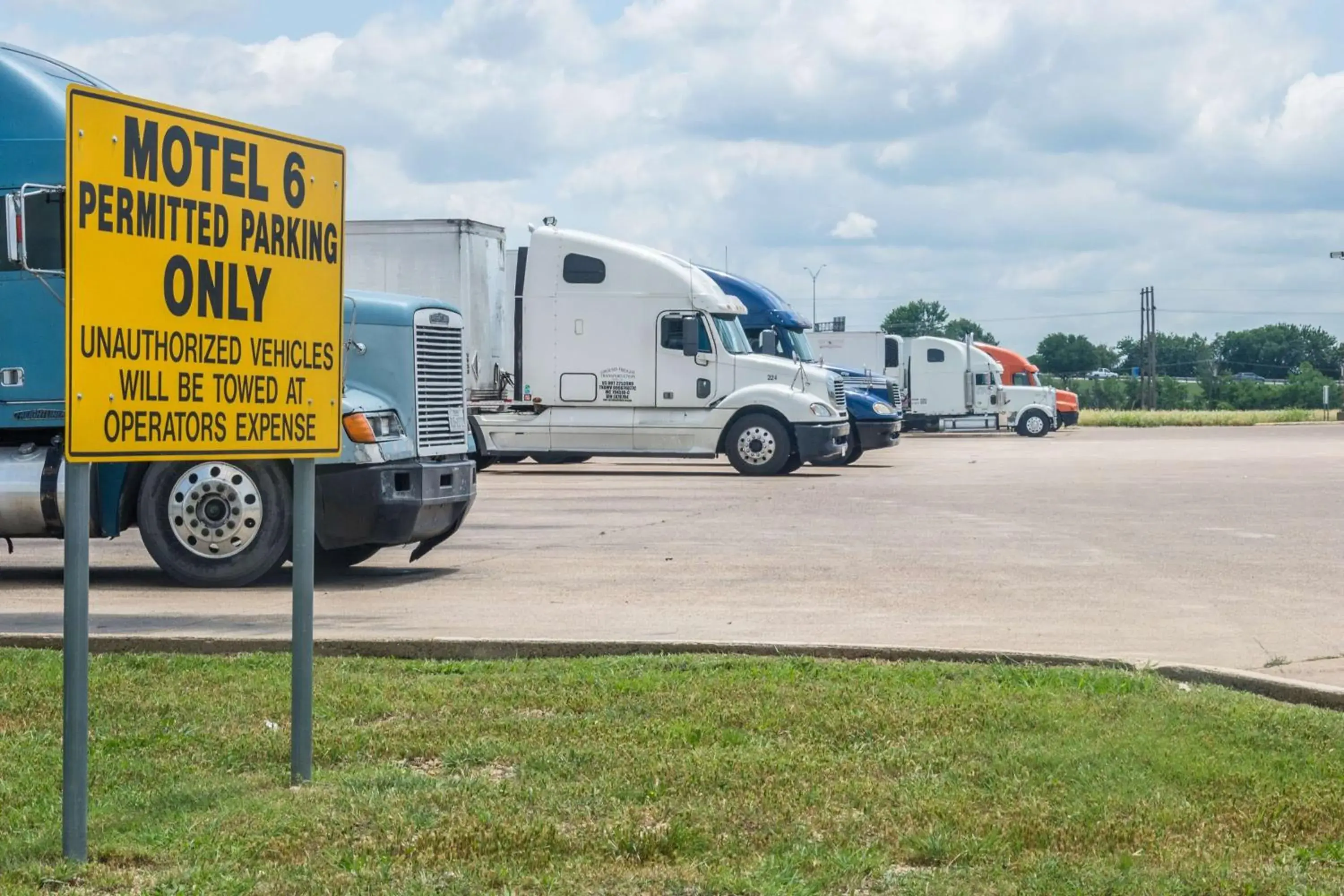 Property Building in Motel 6-Mesquite, TX - Rodeo - Convention Ctr