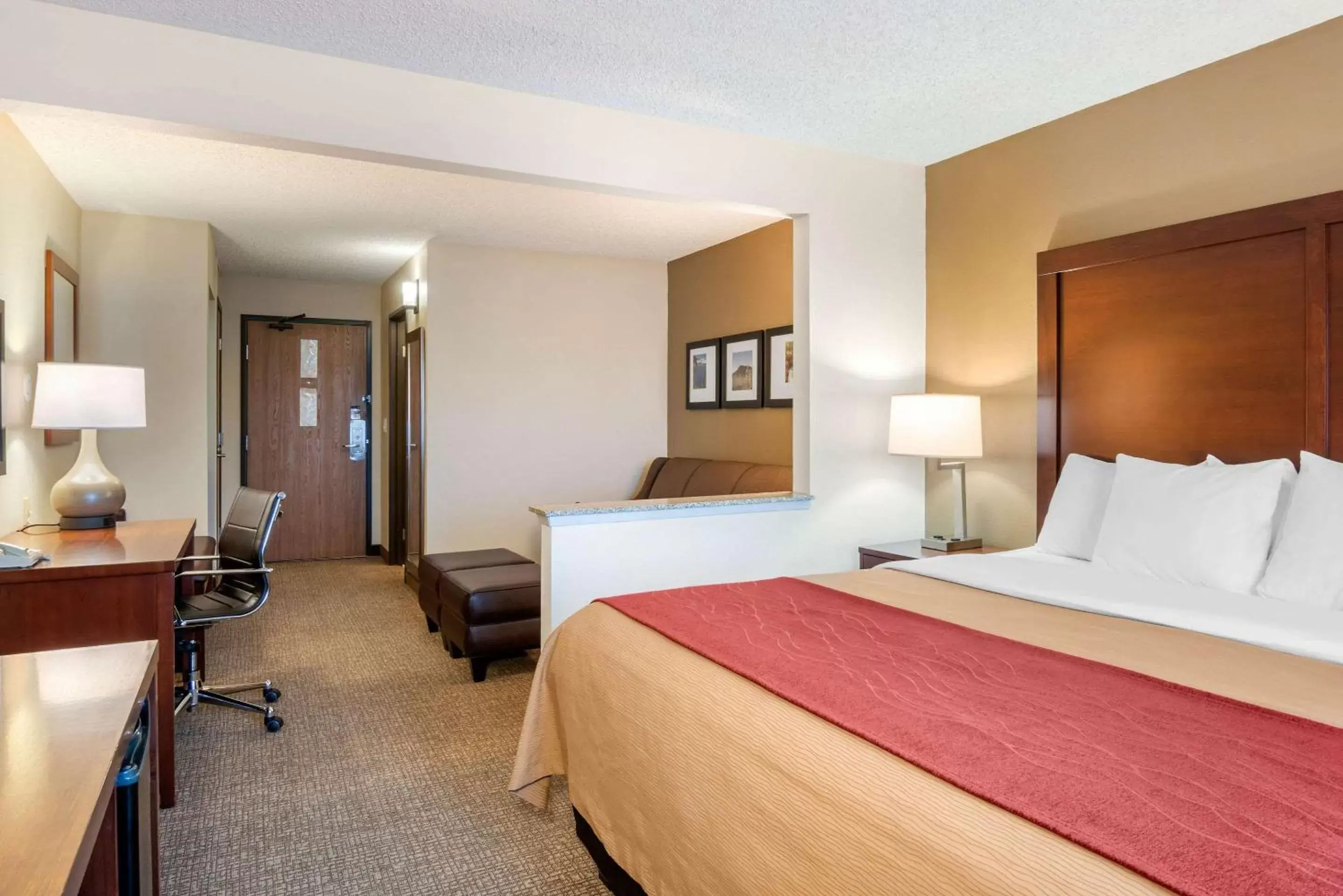 Photo of the whole room, Bed in Comfort Inn Medford North