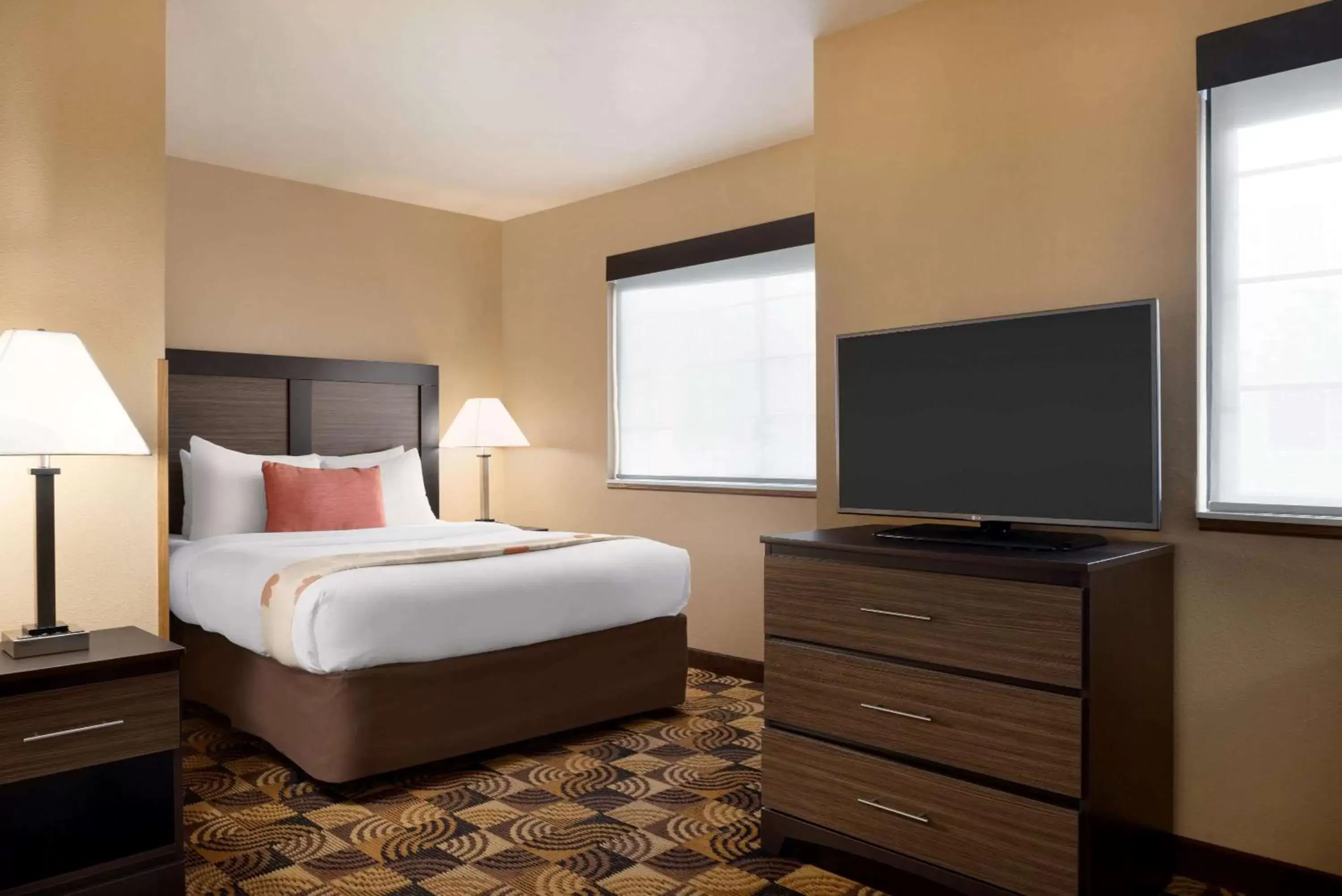 Photo of the whole room, Bed in Hawthorn Suites By Wyndham Oak Creek/Milwaukee Airport