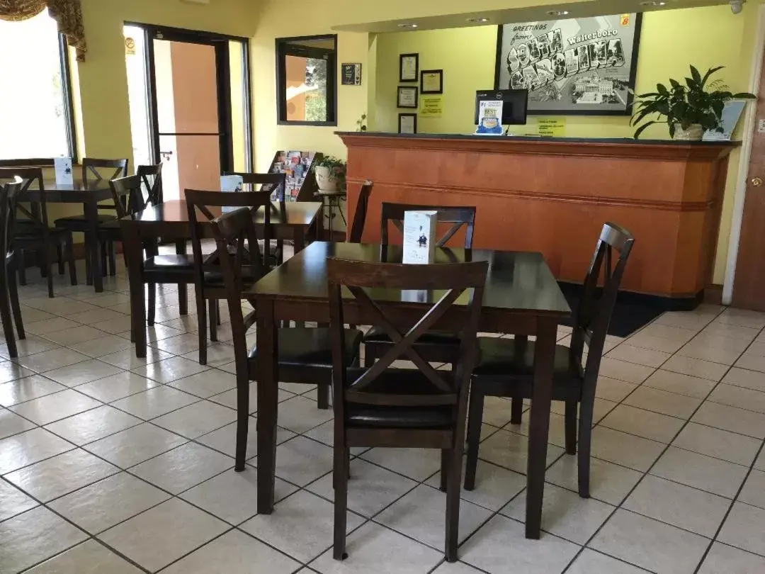 Lobby or reception, Restaurant/Places to Eat in Super 8 by Wyndham Walterboro