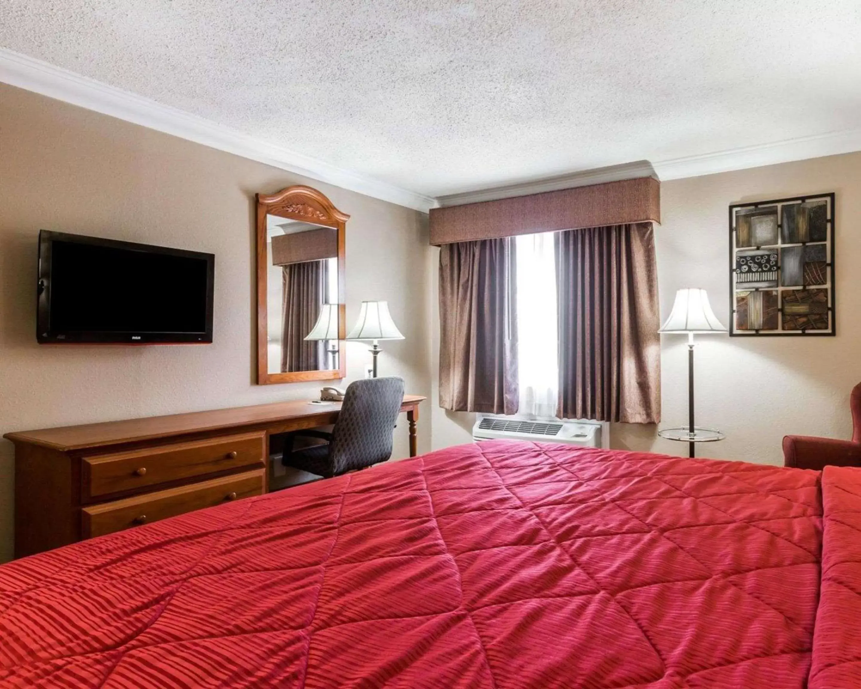 Photo of the whole room, Bed in Quality Inn & Suites Atlanta Airport South