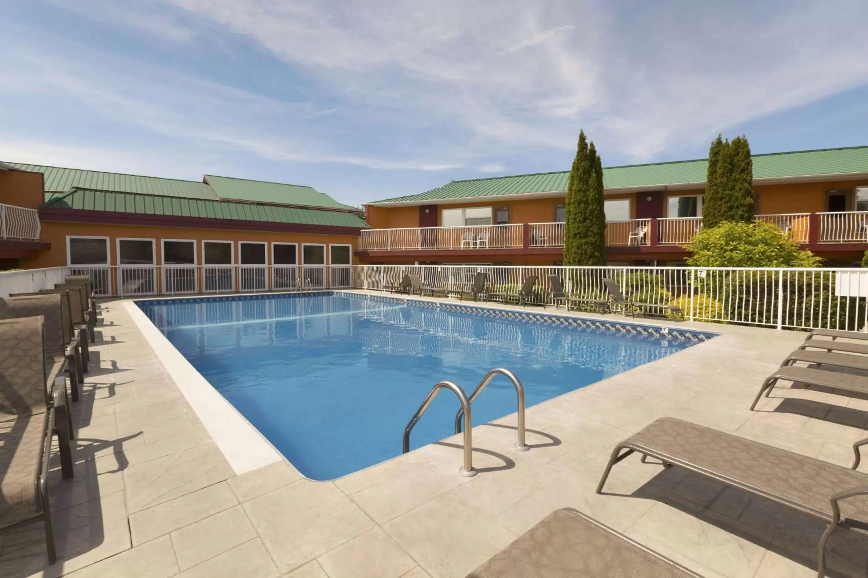 Activities, Swimming Pool in Days Inn by Wyndham Penticton Conference Centre