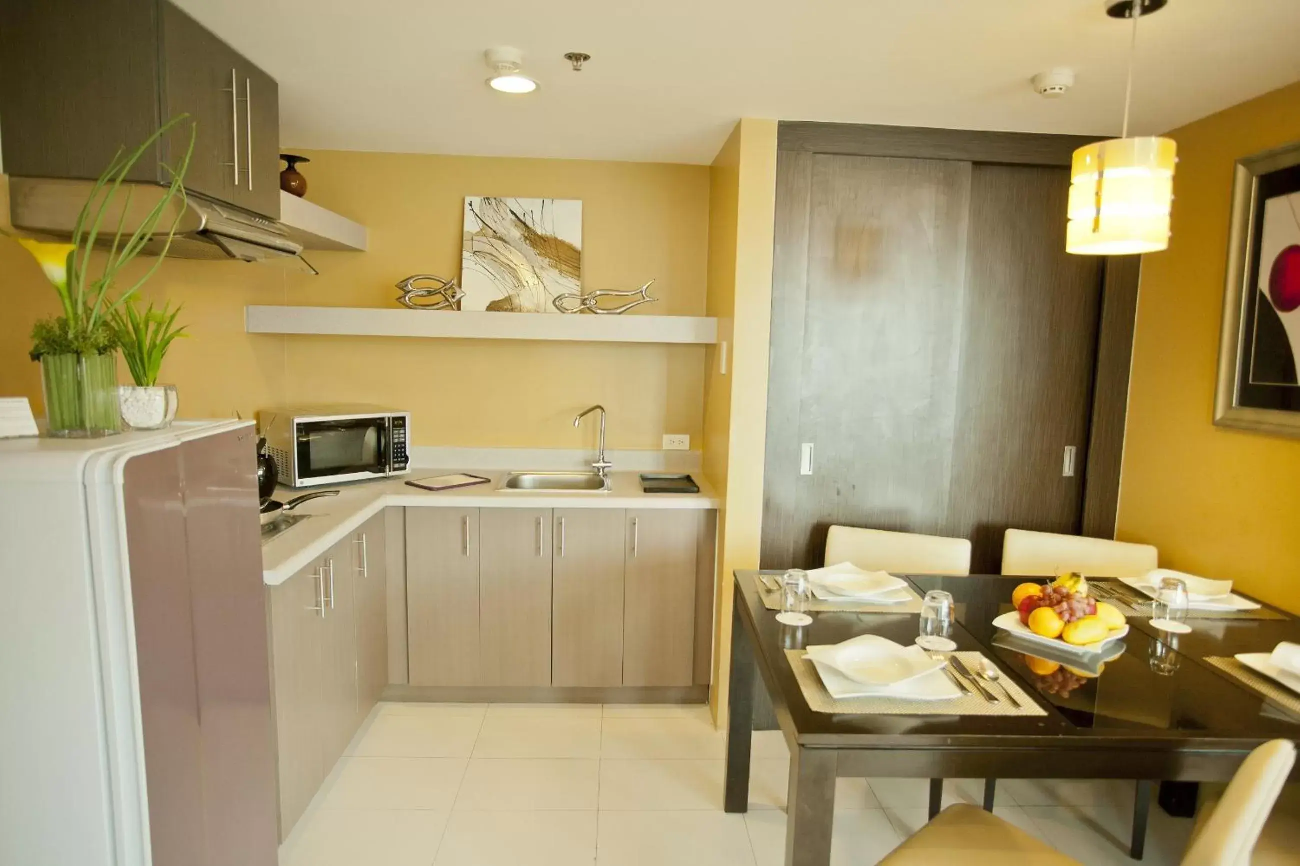 Kitchen or kitchenette, Kitchen/Kitchenette in The Exchange Regency Residence Hotel Managed by HII