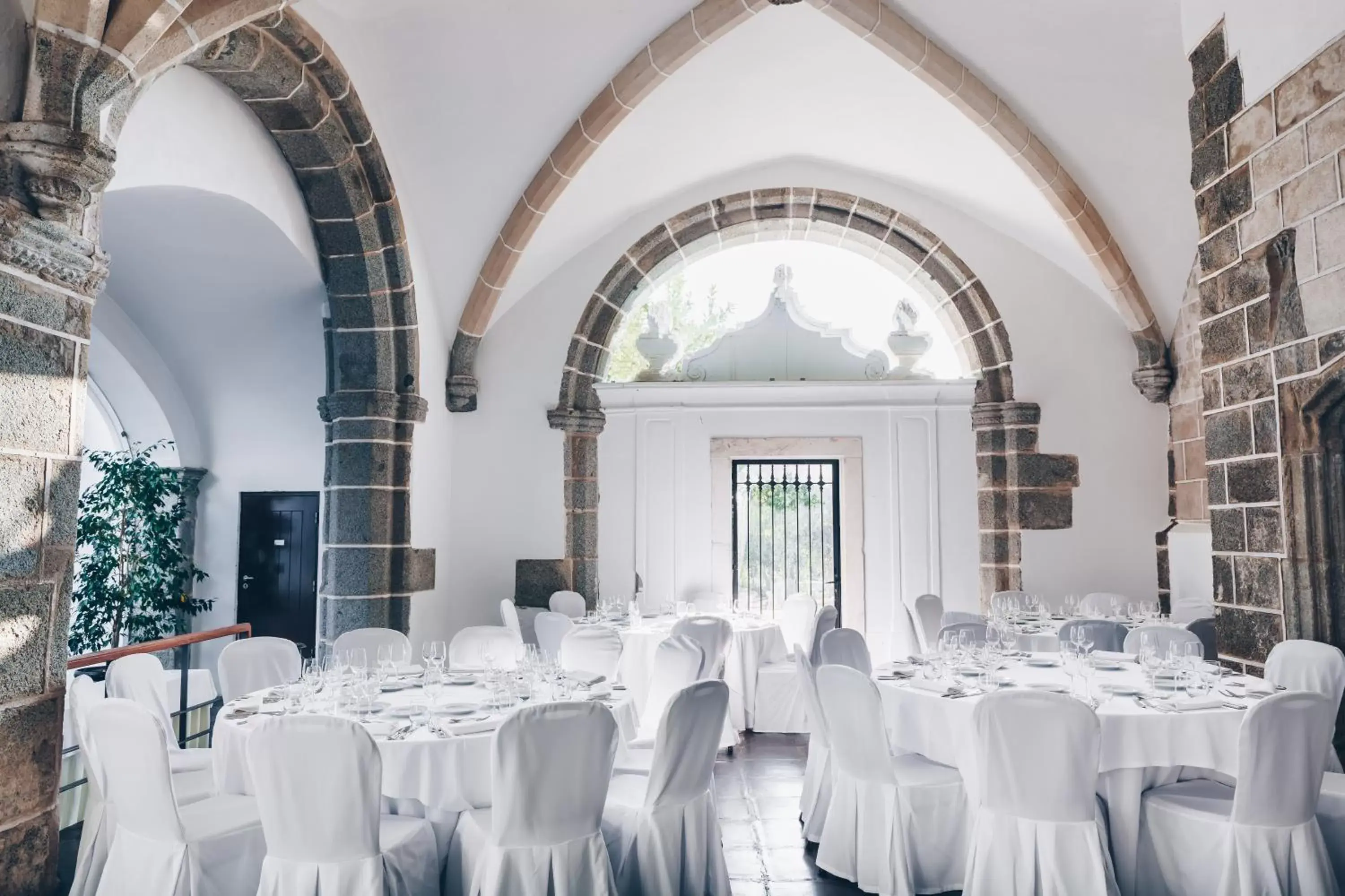 Area and facilities, Banquet Facilities in Convento do Espinheiro, Historic Hotel & Spa