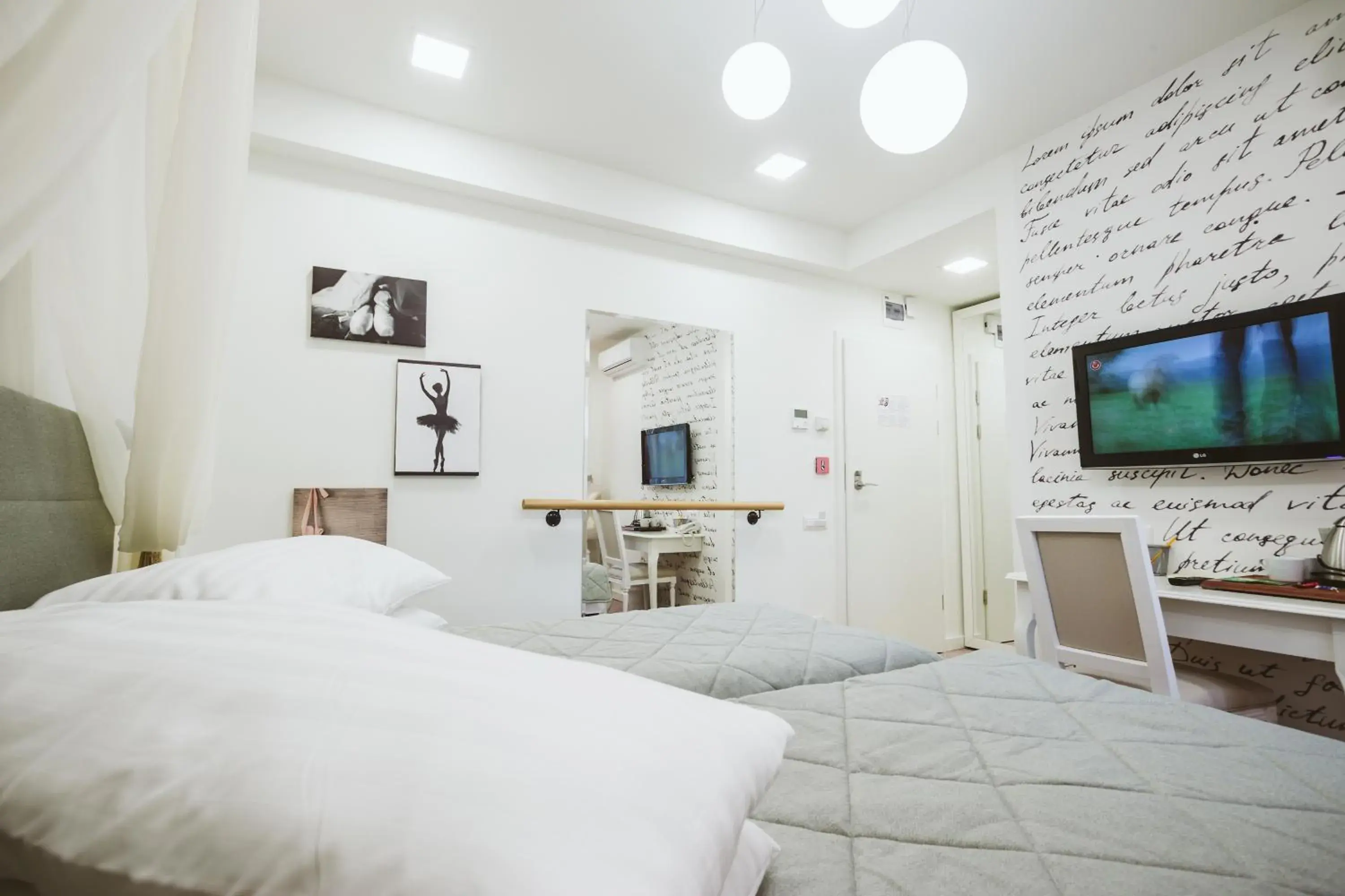 Photo of the whole room in Lol et Lola Hotel Photo of the whole room in Lol et Lola Hotel