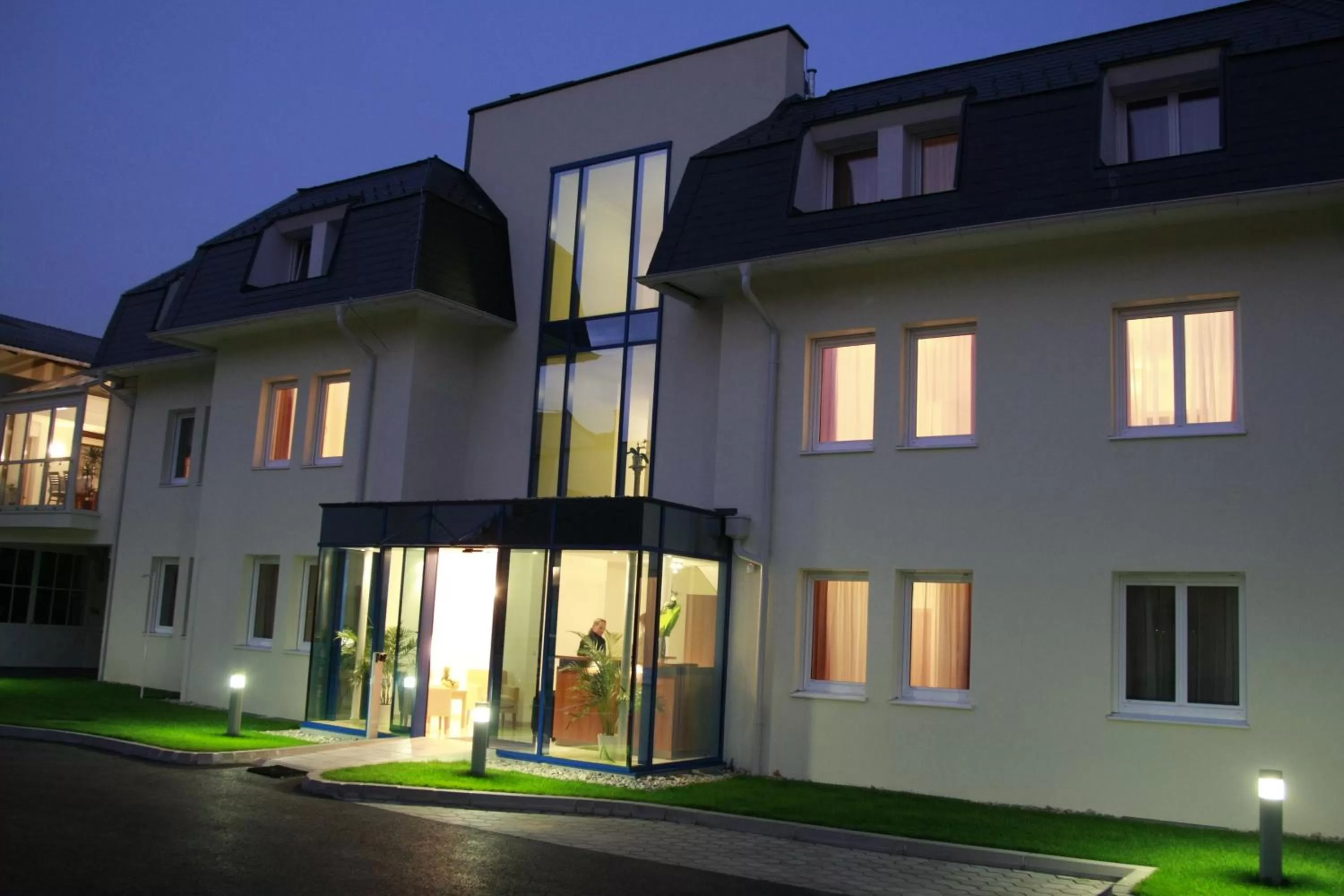 Facade/entrance, Property Building in City-Hotel Mödling