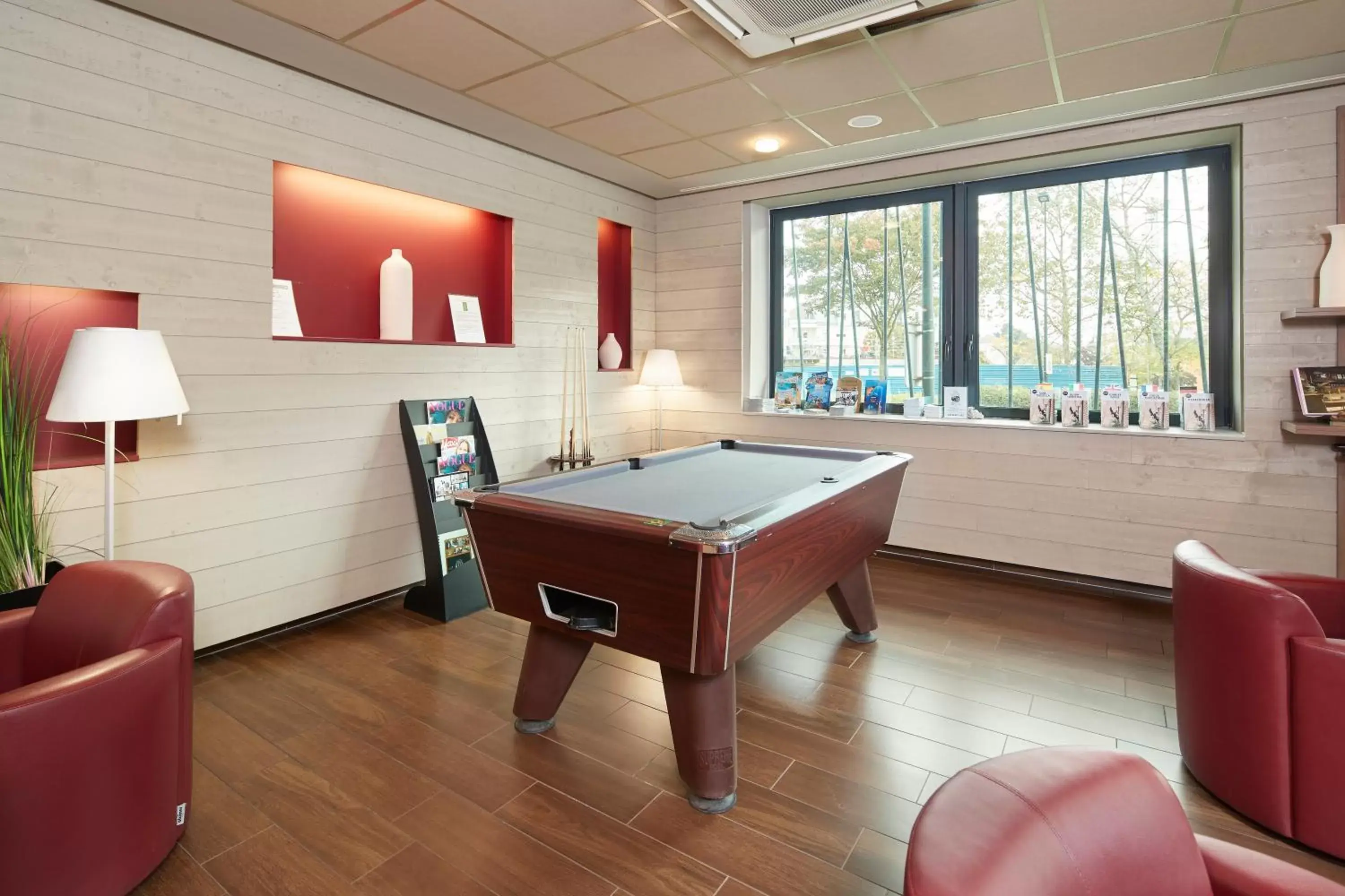 Communal lounge/ TV room, Billiards in Campanile Nantes Centre - Saint Jacques