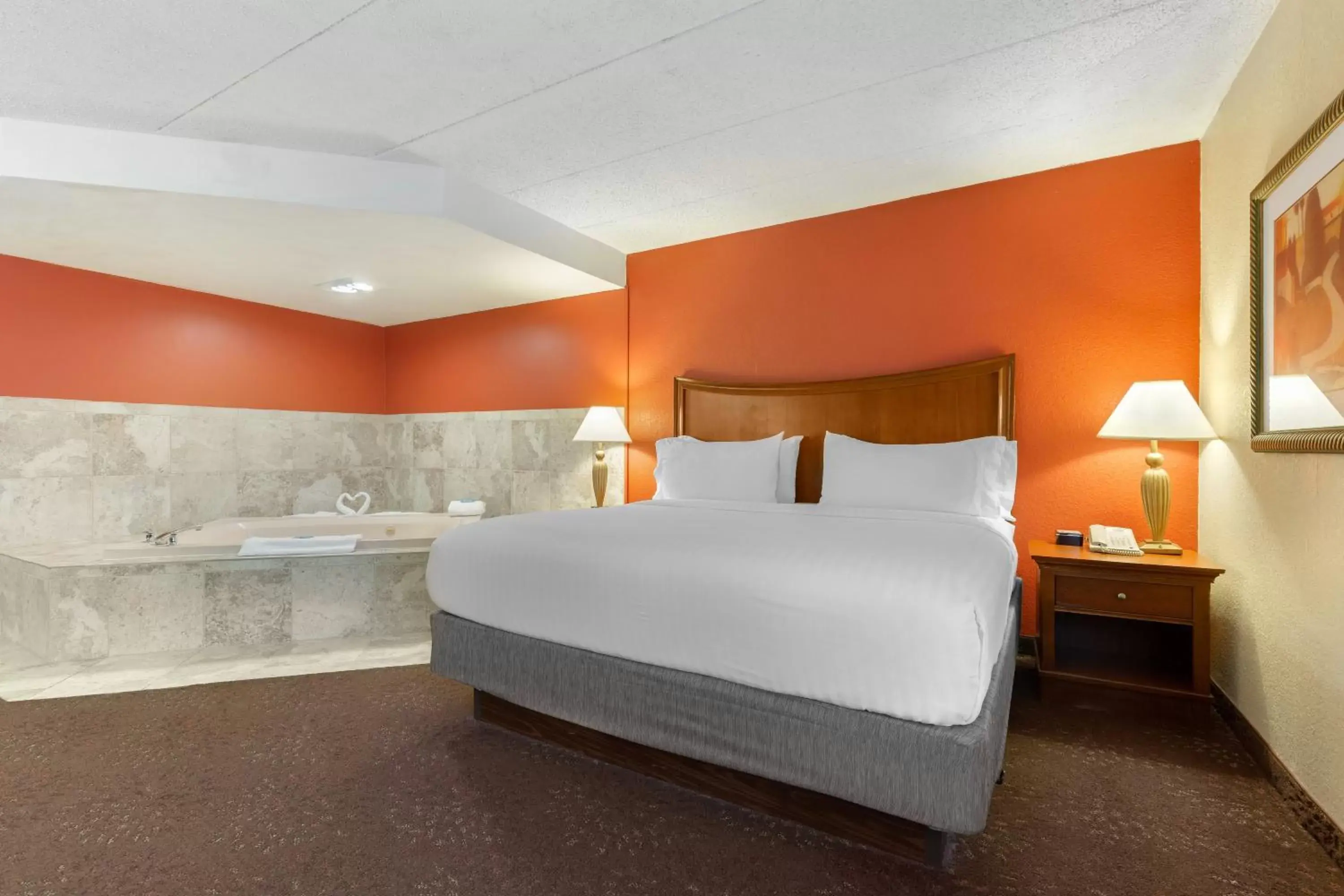 Photo of the whole room, Bed in Holiday Inn Express Chicago-Downers Grove, an IHG Hotel