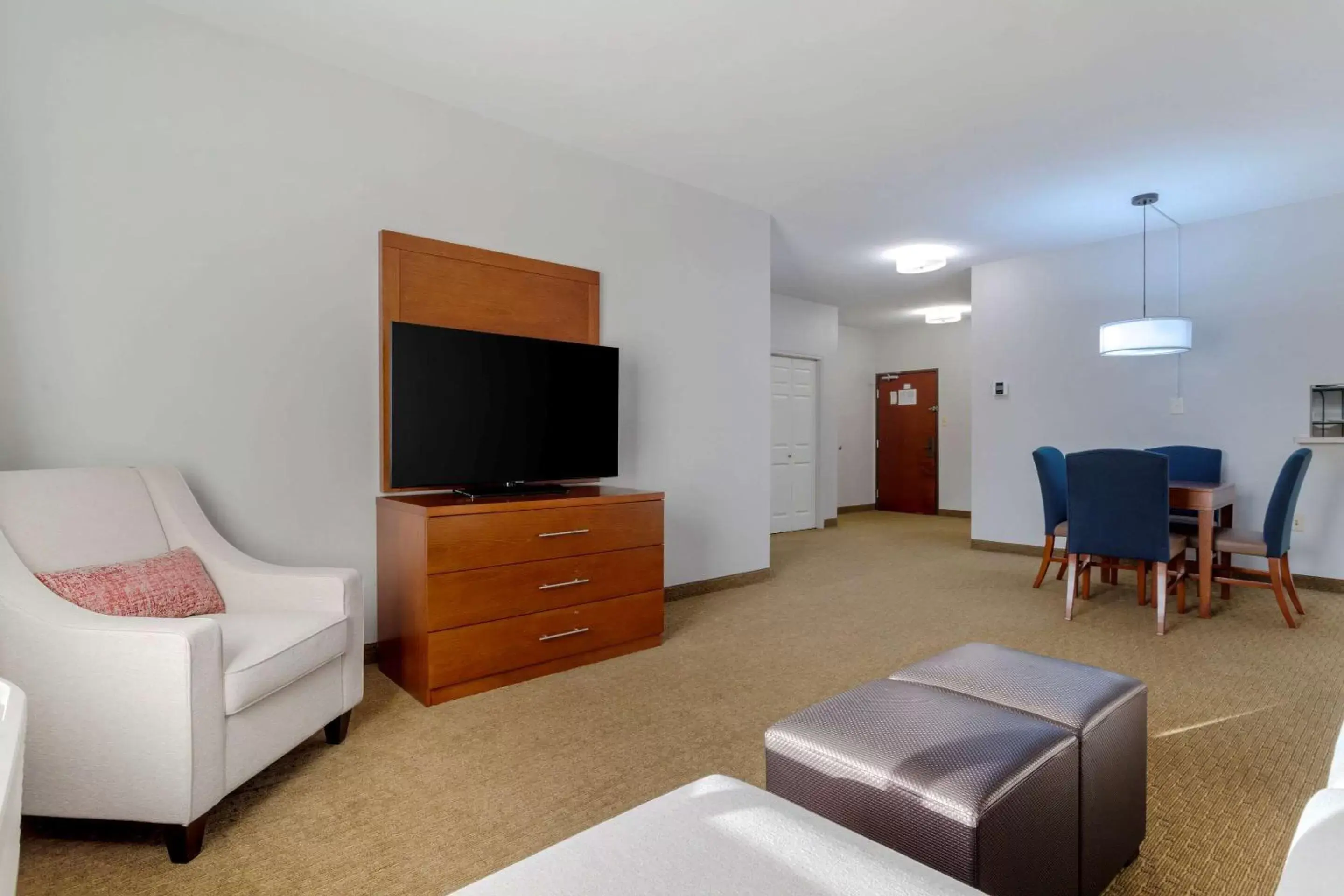 Photo of the whole room, TV/Entertainment Center in Comfort Suites La Porte