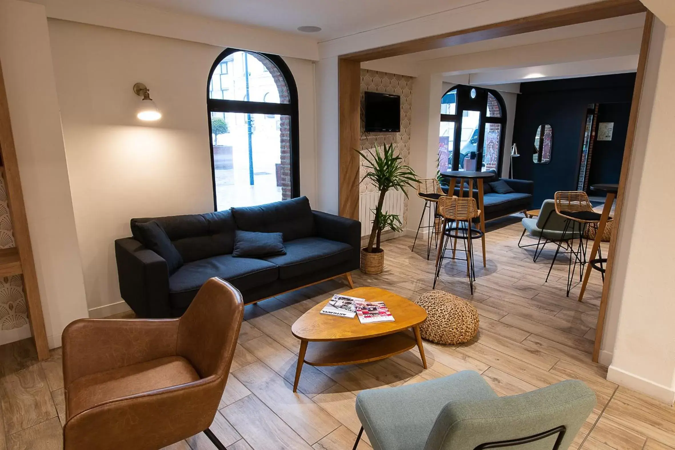 Communal lounge/ TV room, Seating Area in Logis hôtel du Beffroi Gravelines Dunkerque