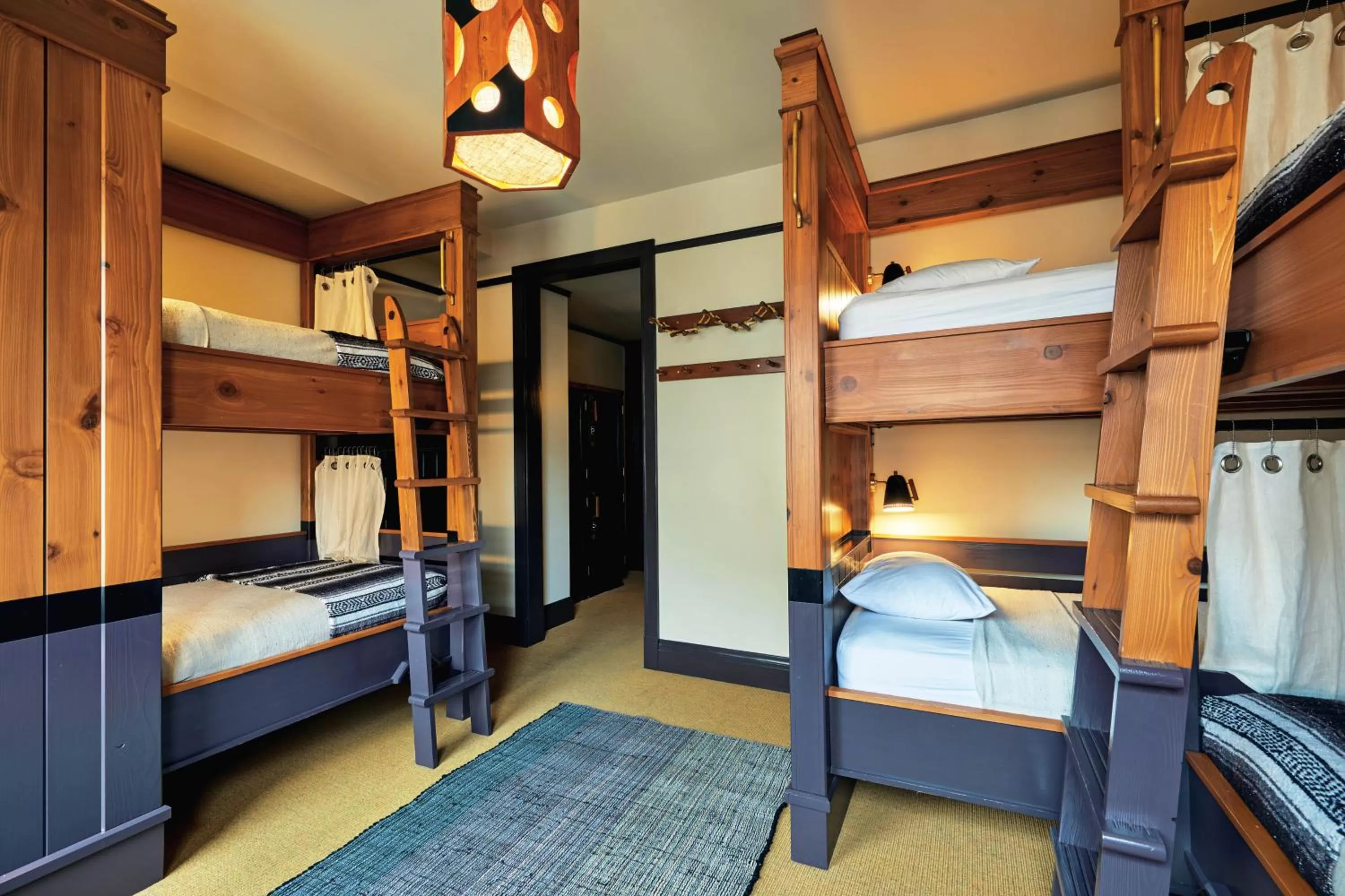 Photo of the whole room, Bed in Freehand Los Angeles